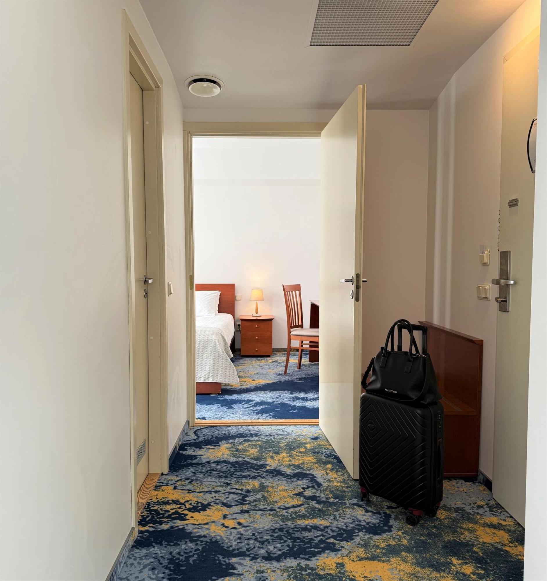 One-Bedroom Apartment Bath