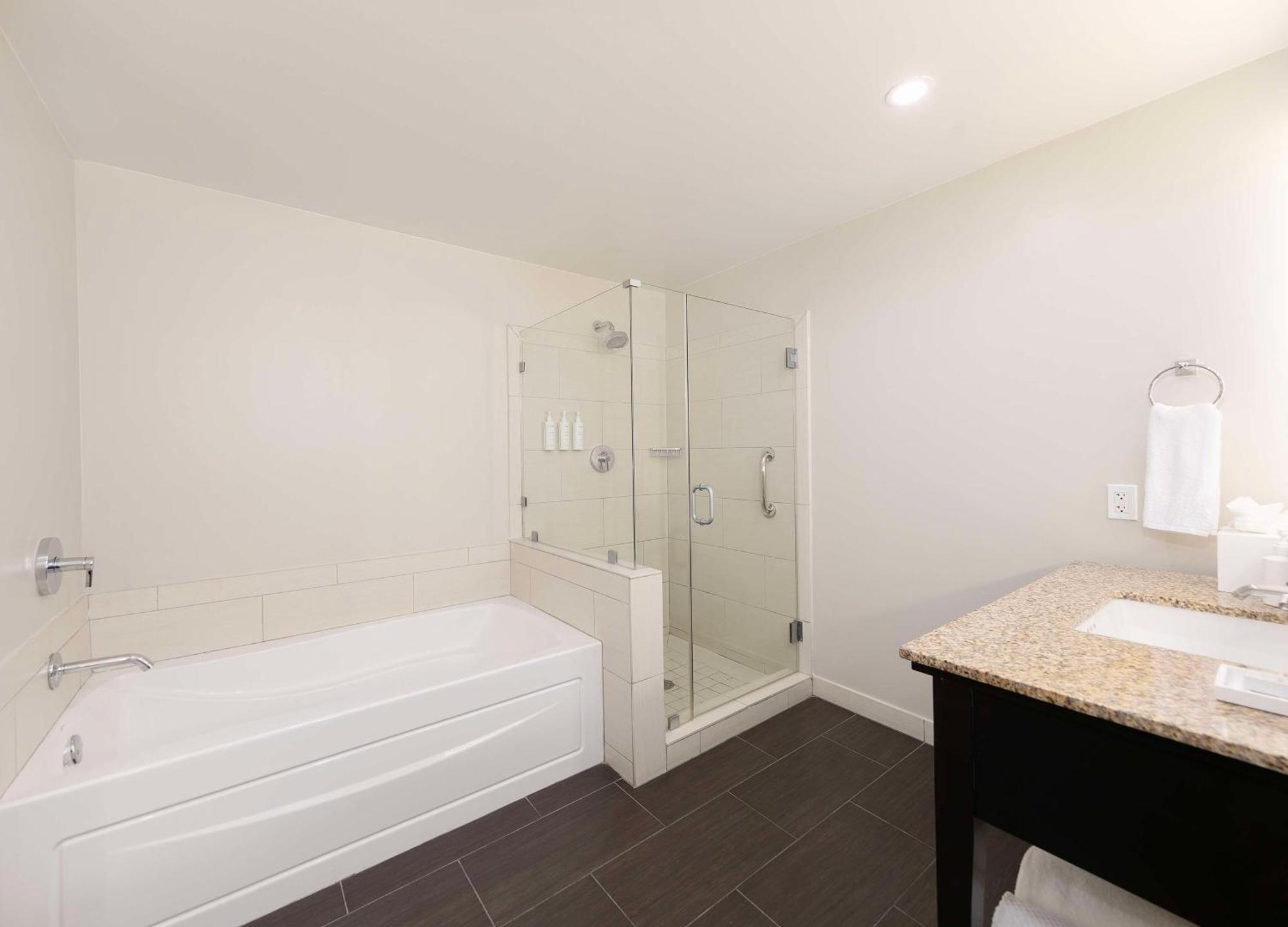 Apartament typu Suite z 1 sypialnią, łóżkiem typu king-size i widokiem na przystań