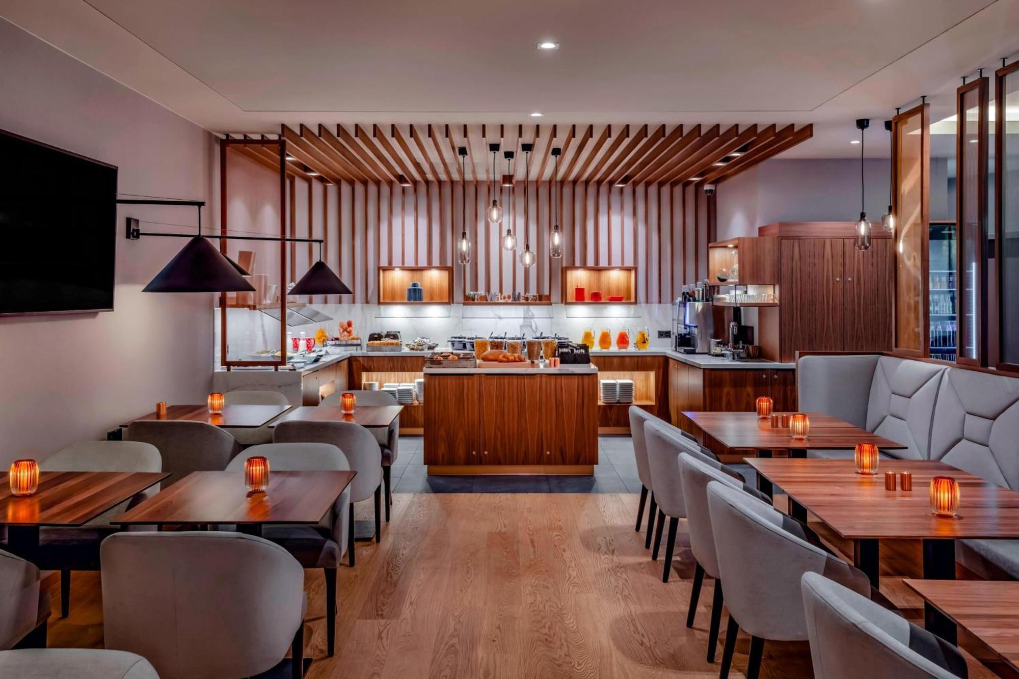 Junior Club Suite M Club lounge Access