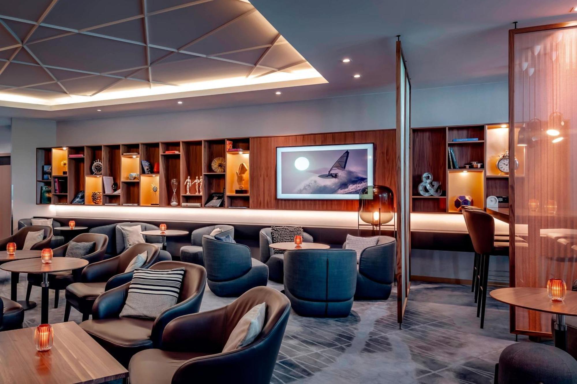 Junior Club Suite M Club lounge Access
