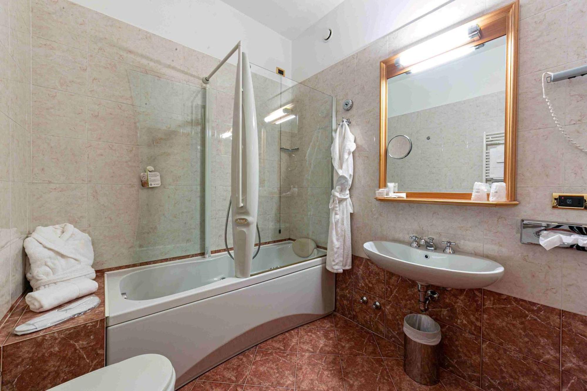 Deluxe Queen Room,1279759492:JPEG