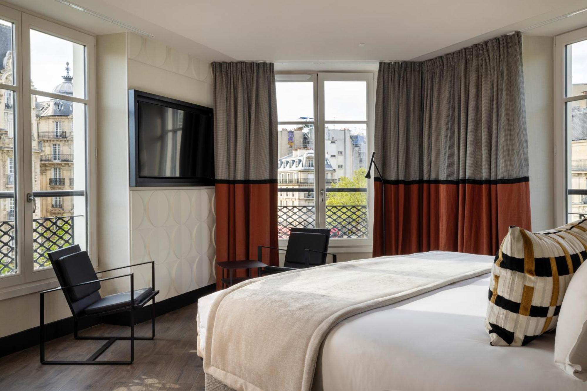 Junior Suite Eiffel Tower View