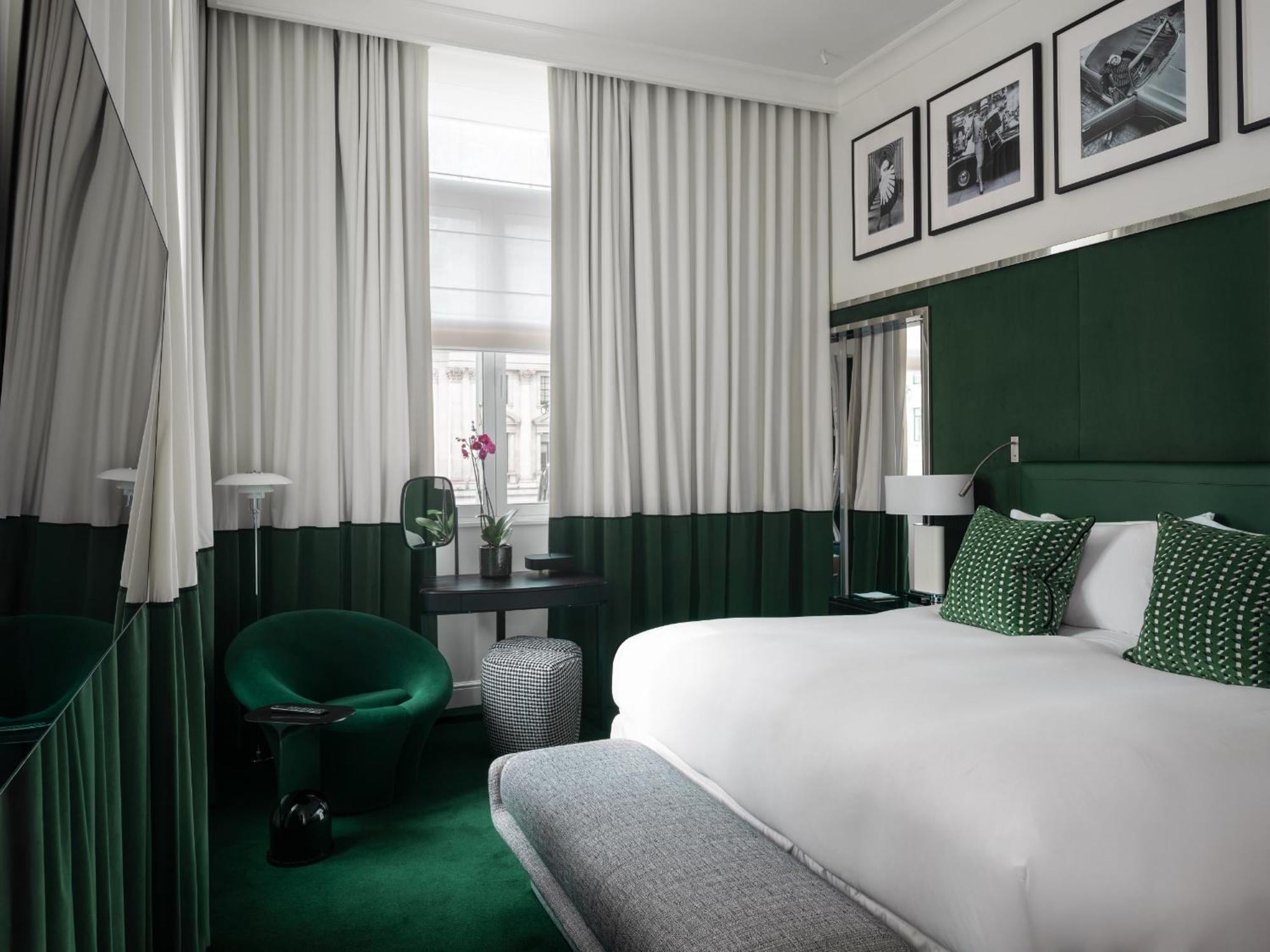 Apartament typu Prestige Suite z łóżkiem typu king-size i oddzielnym salonem – widok na plac Waterloo Place lub ulicę Pall Mall