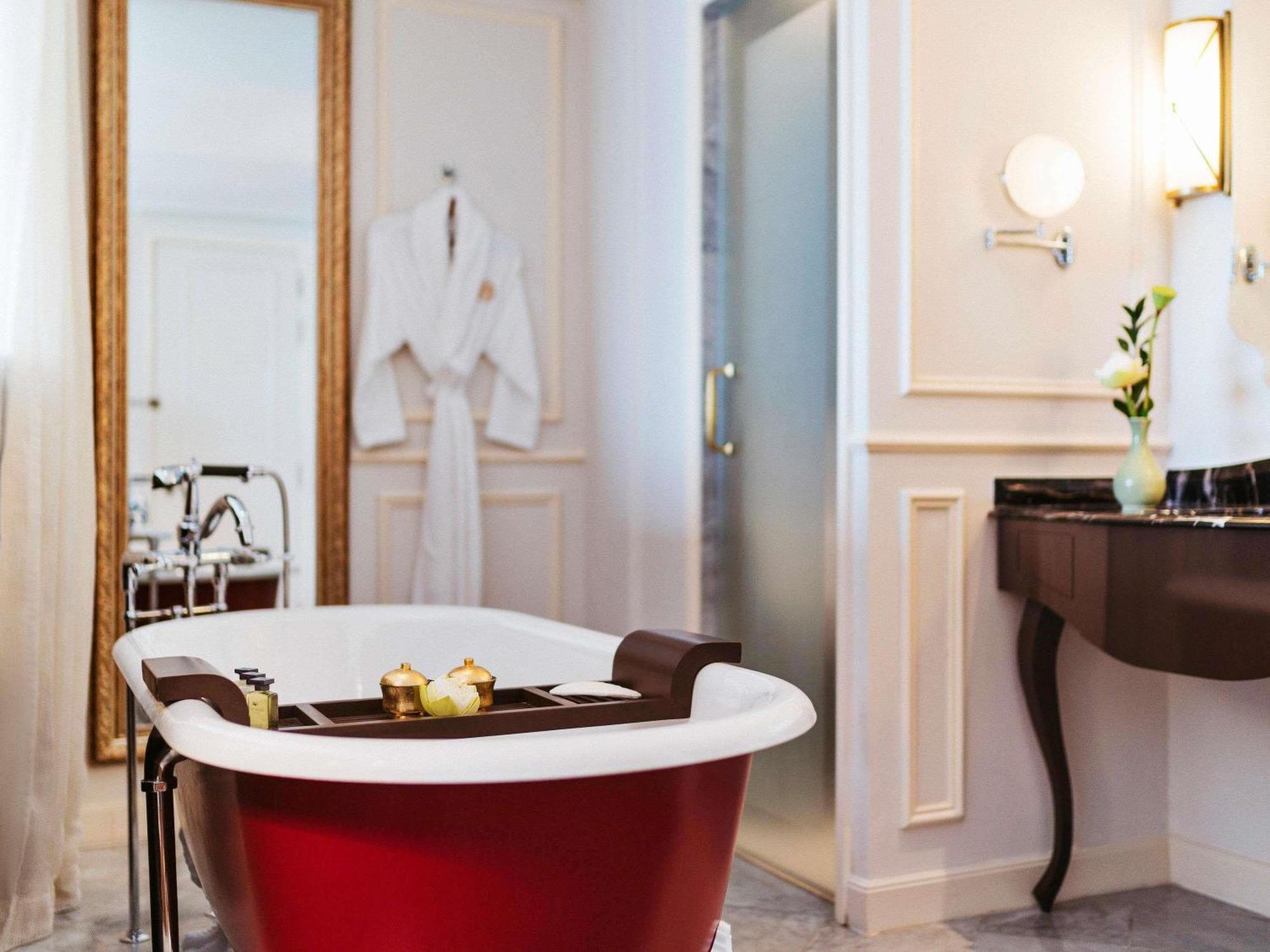 Grand Deluxe Room, 1 King Size Bed, City View,1731452139:JPEG