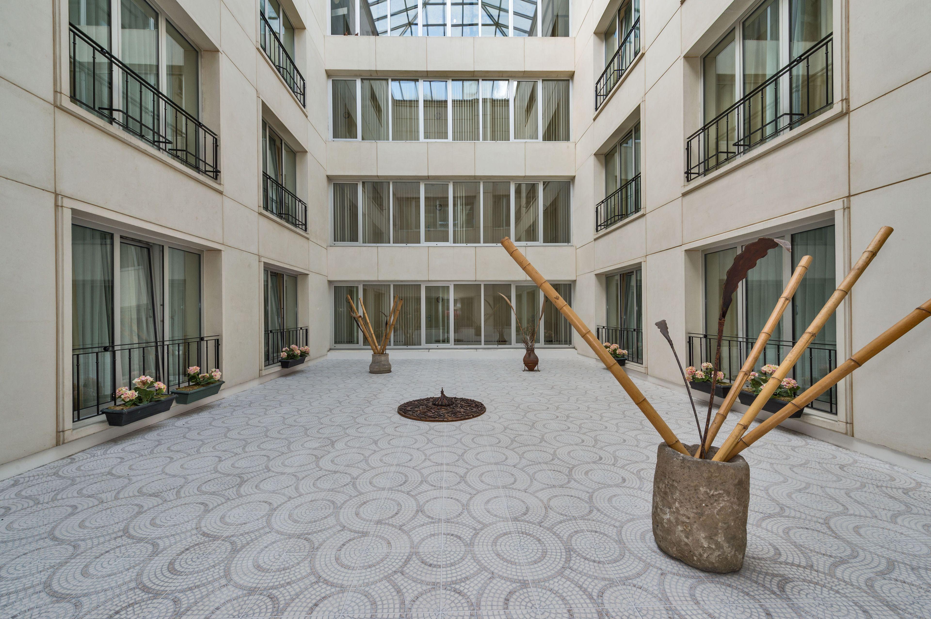Pokój trzyosobowy typu standard — widok na atrium