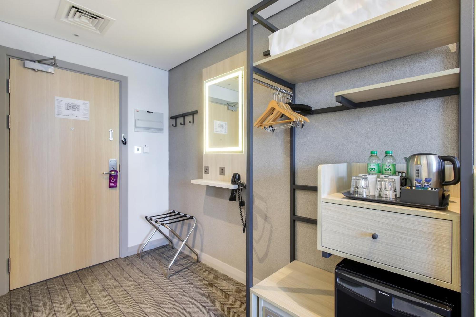 Non-Smoking New Style Double Room DXB Airport Shuttle Every 30min to T1&3