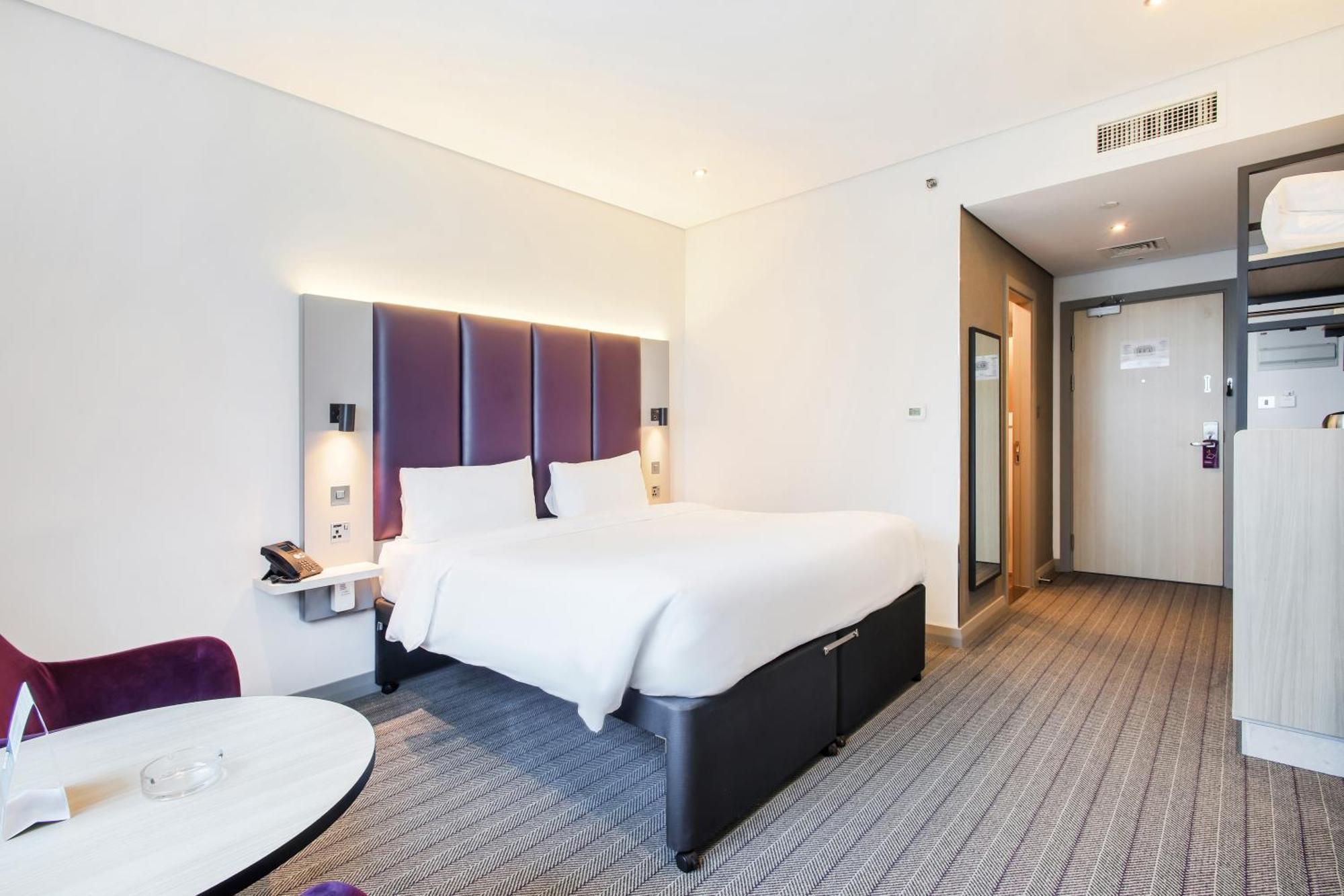 Smoking New Style Double Room DXB Airport Shuttle Every 30min to T1&3