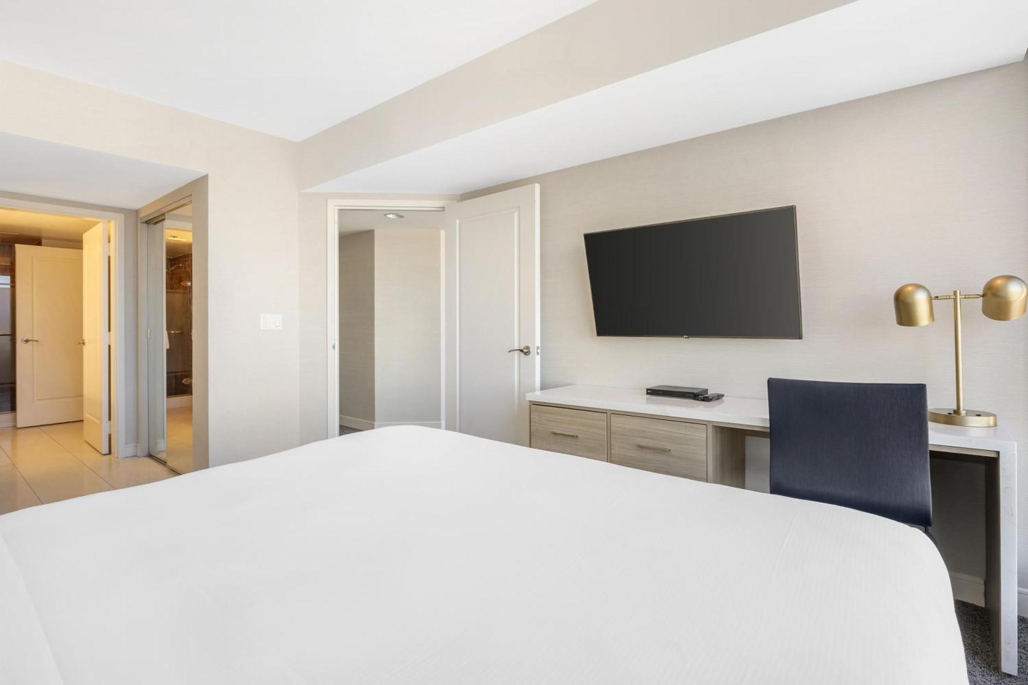Apartament typu Junior Suite z łóżkiem typu king-size i rozkładaną sofą