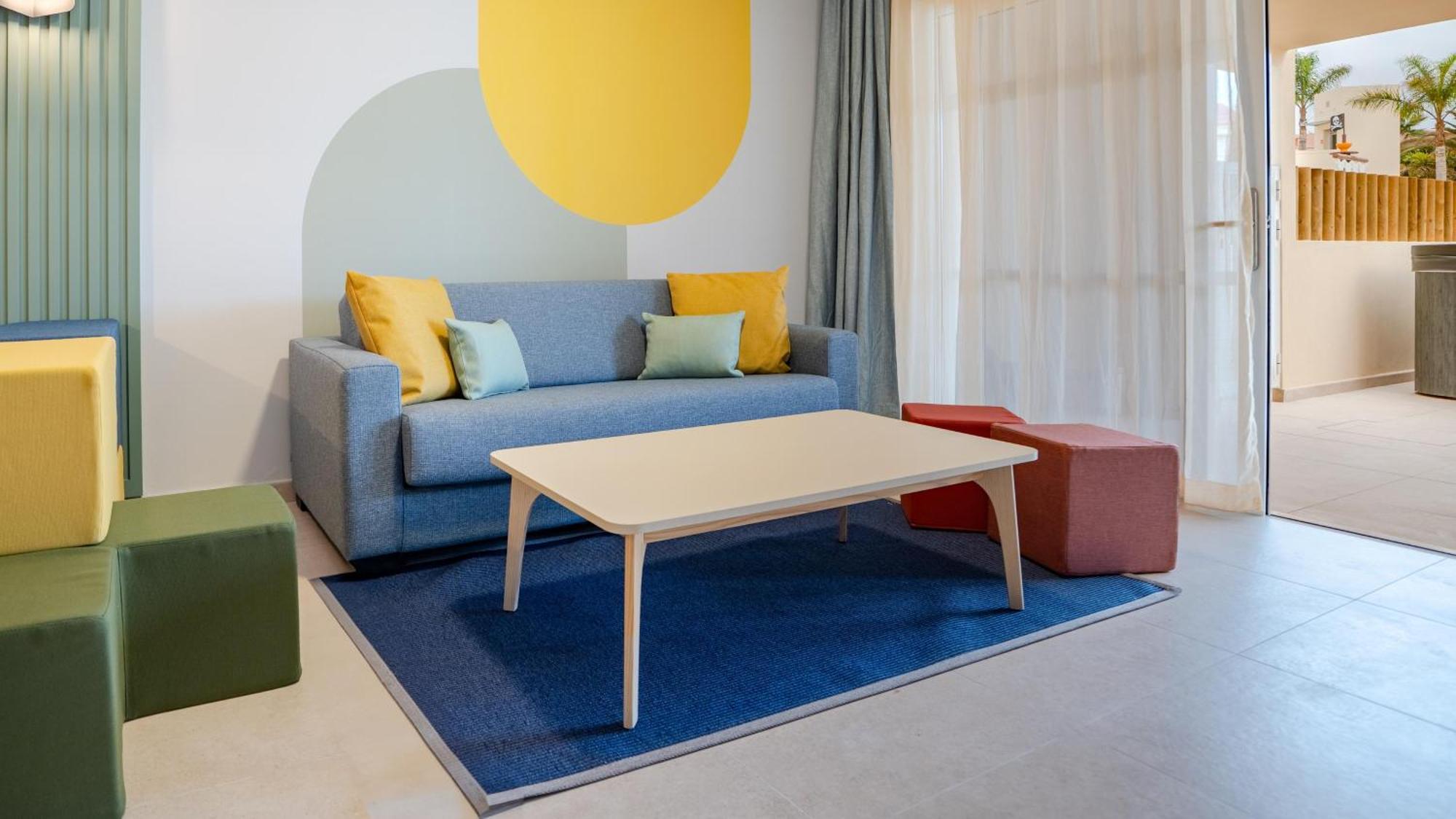 Apartament typu Premier Kid Suite z widokiem na basen
