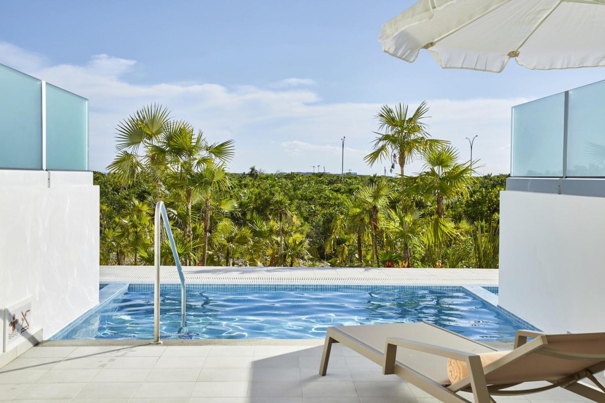Swim-up Junior Suite Adults Only 18
