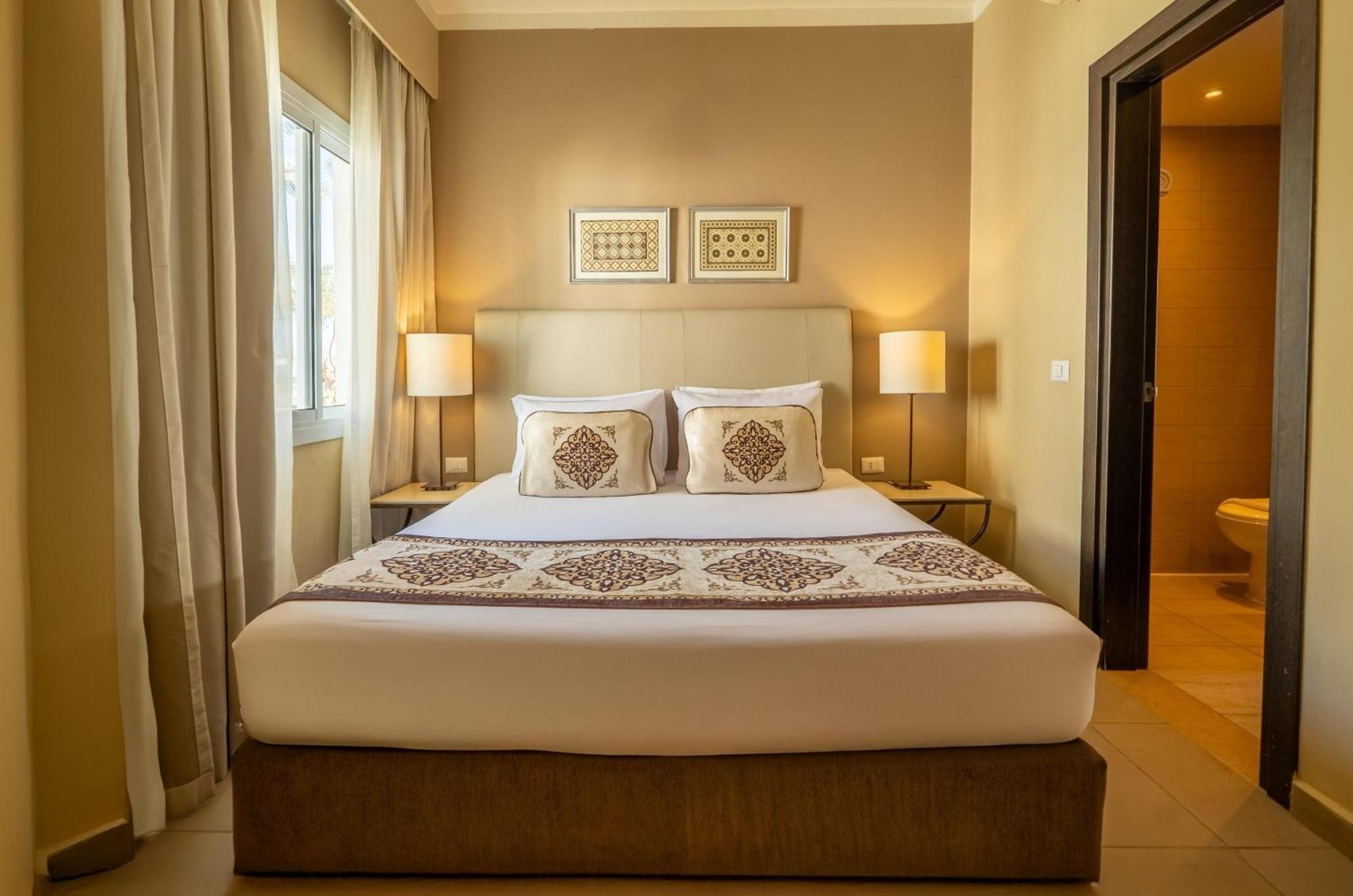 Standard Queen or Twin Bed Garden View