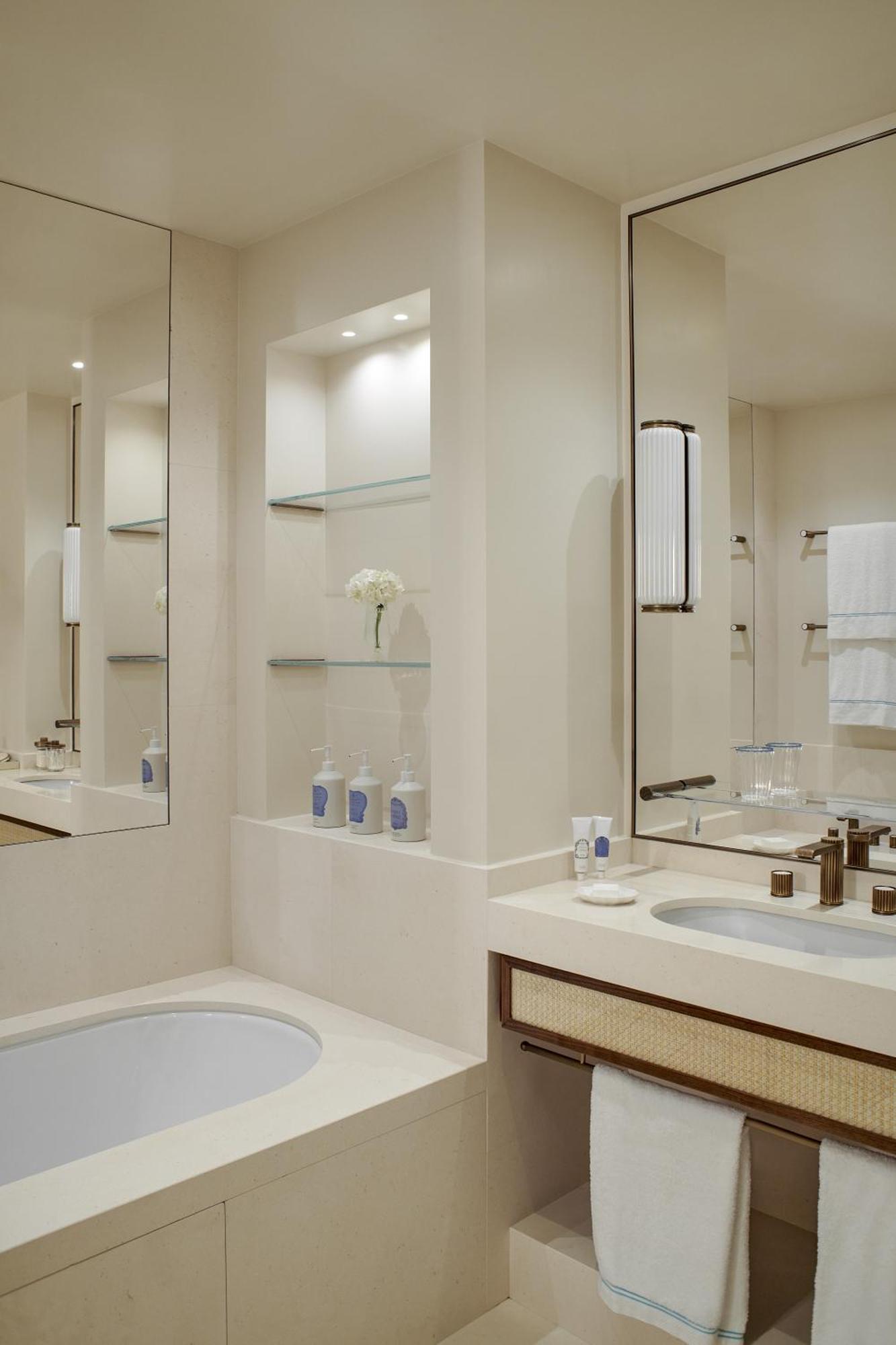 Apartament typu Junior Suite z widokiem na basen