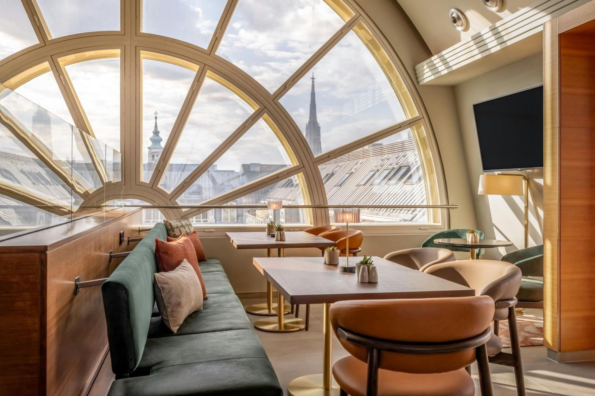 Junior King Suite M Club Lounge Access