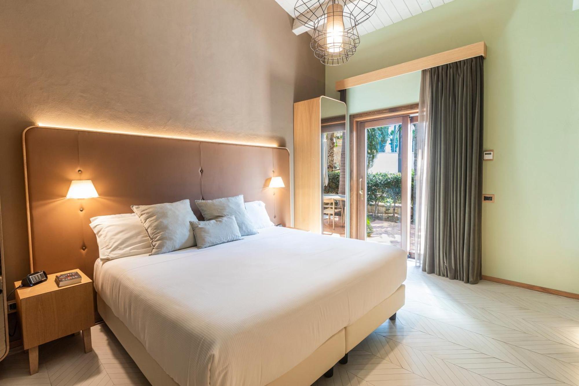 Apartament typu Junior Suite z prywatnym basenem i widokiem na ogród