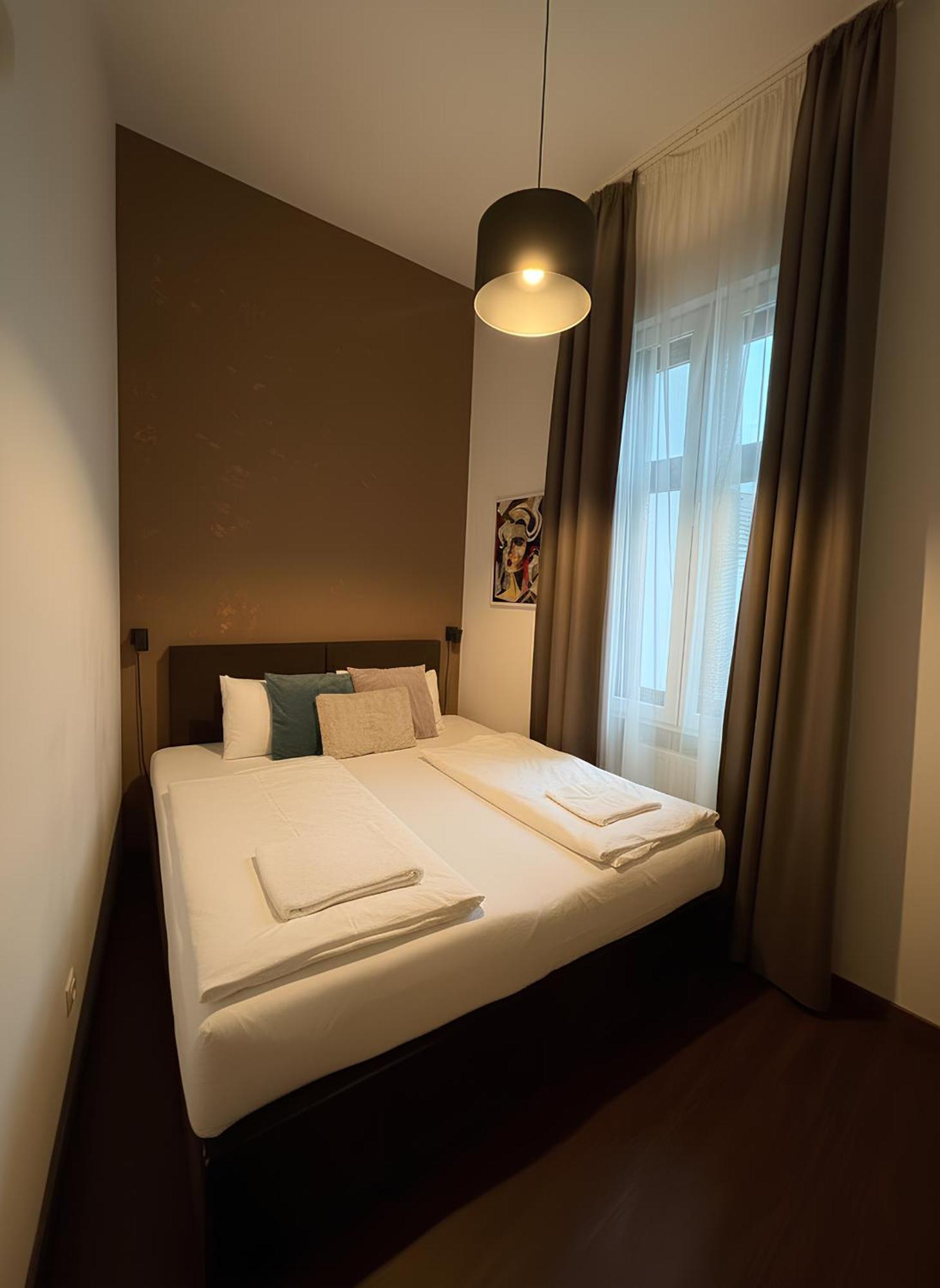 Deluxe Three-Bedroom Apartment,1742646683:JPEG