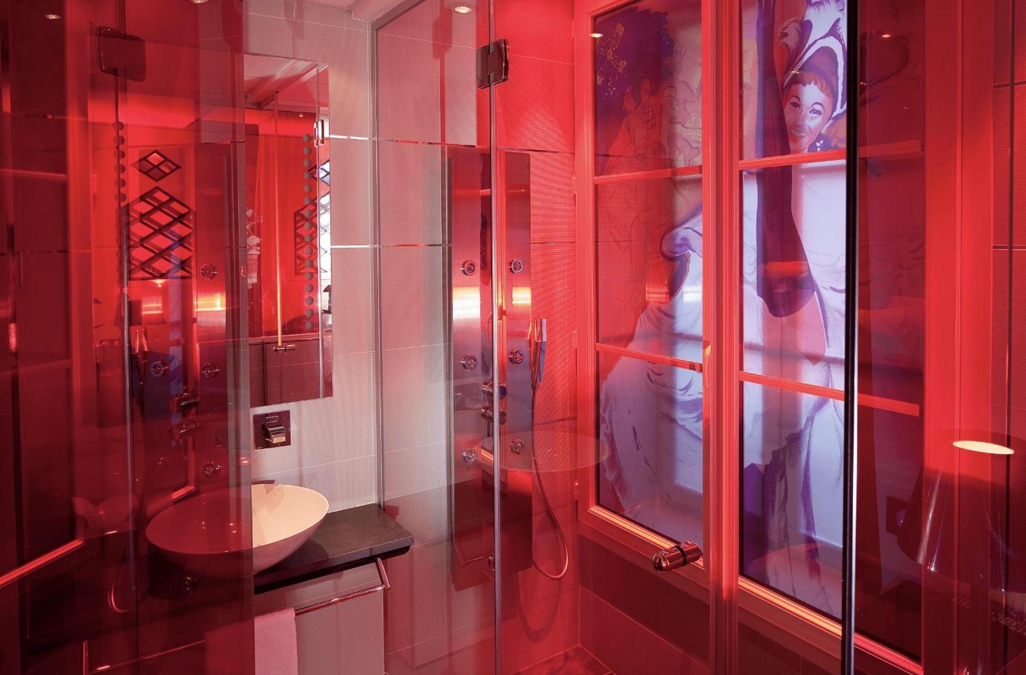 Double Room Moulin Rouge Shower