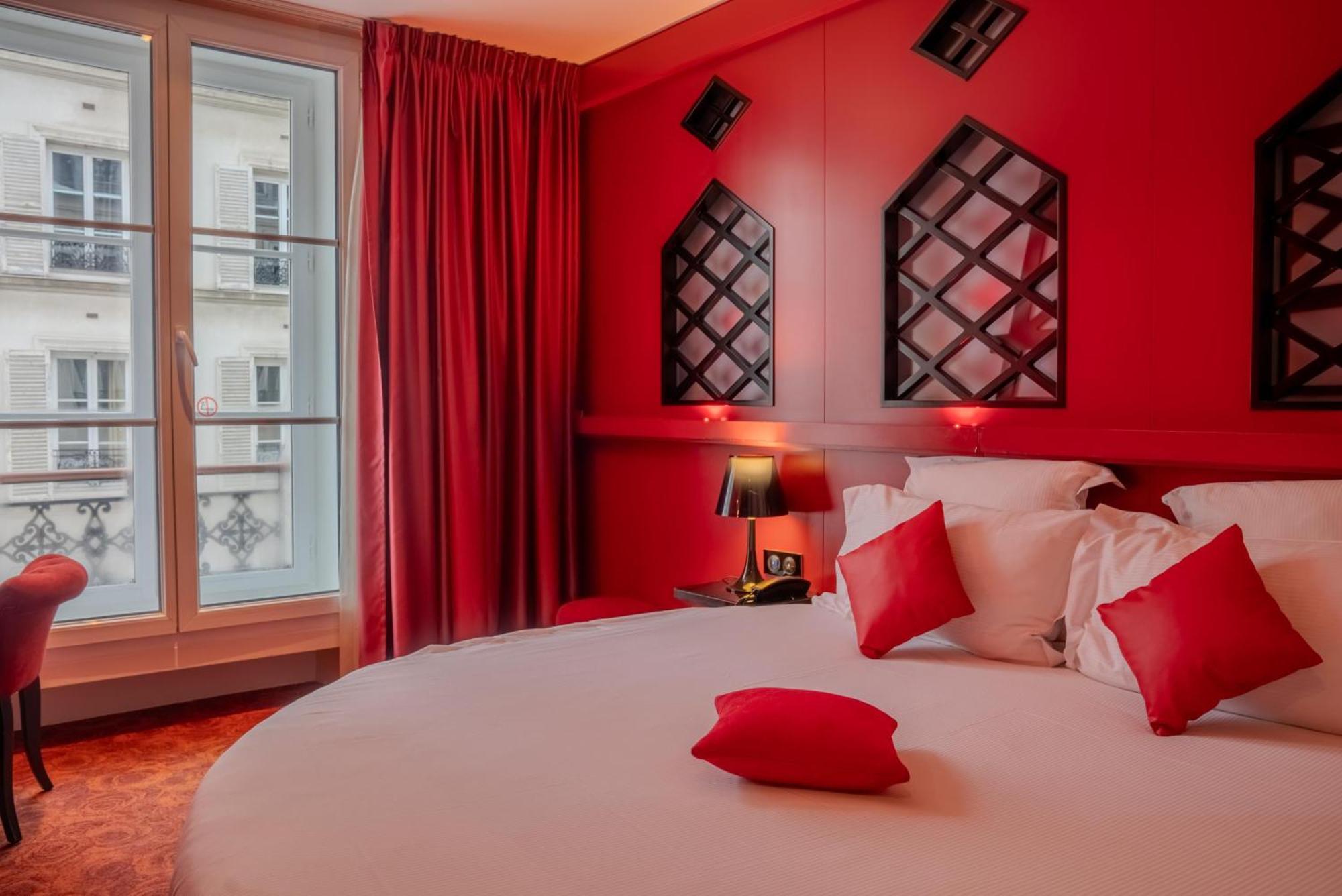Double Room Moulin Rouge Jacuzzi round bed