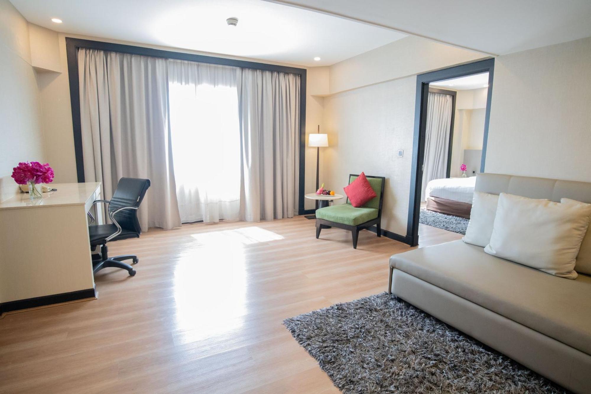 Apartament z łóżkiem typu king-size i widokiem na rzekę