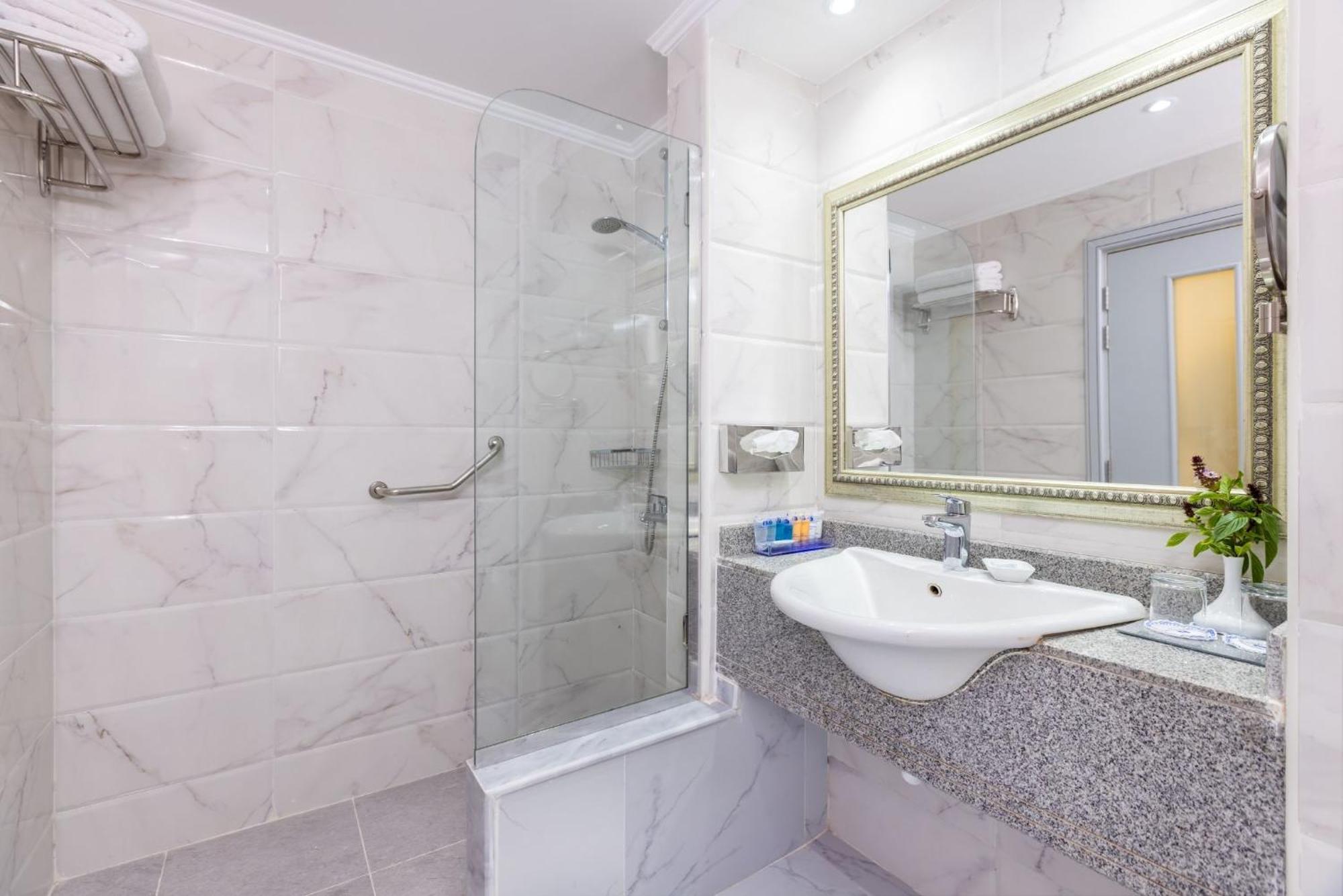 Deluxe Double or Twin Room Pool View
