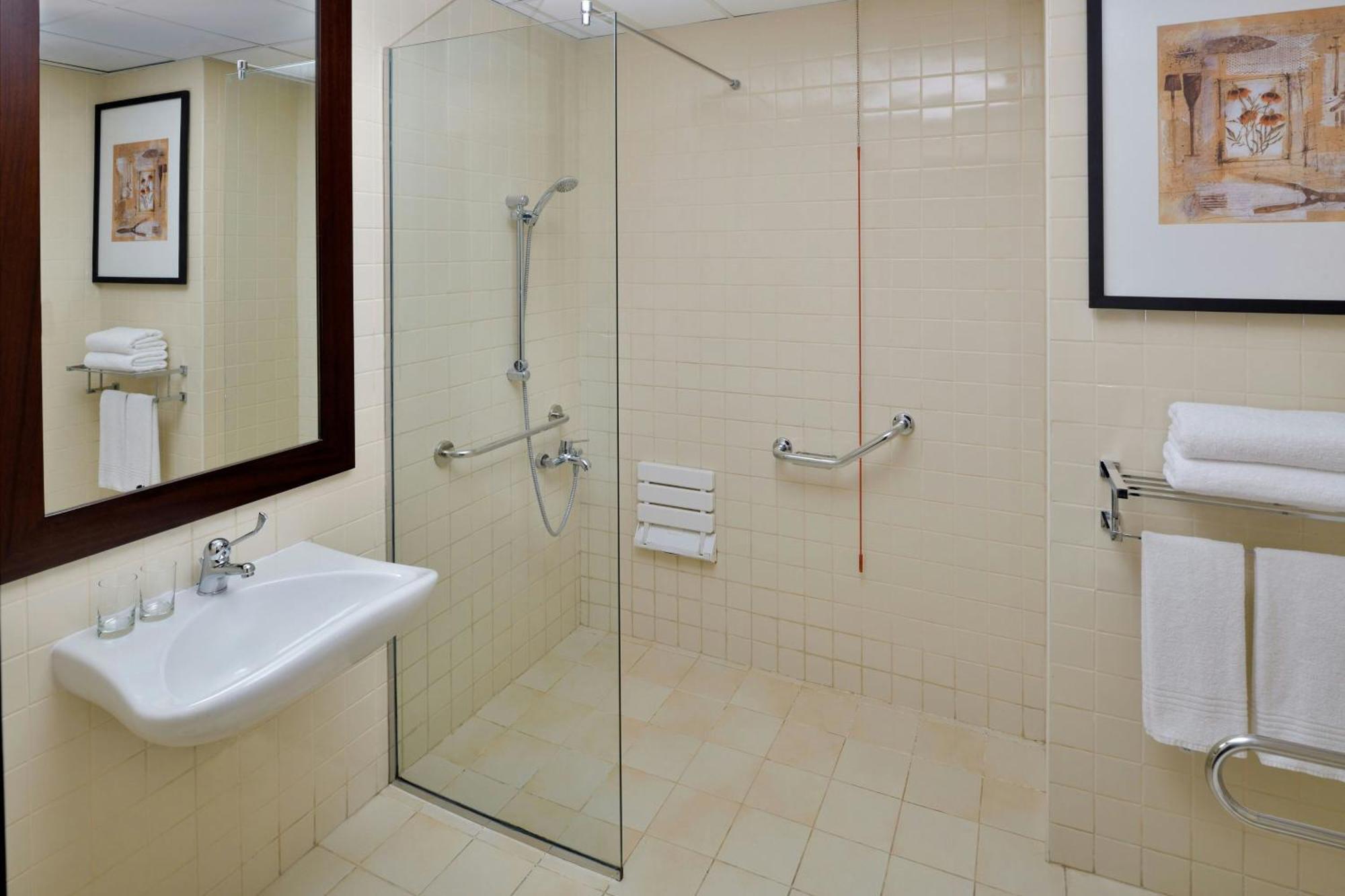 Family Connecting Deluxe Room Partial Sea View 1 King 2 Twin