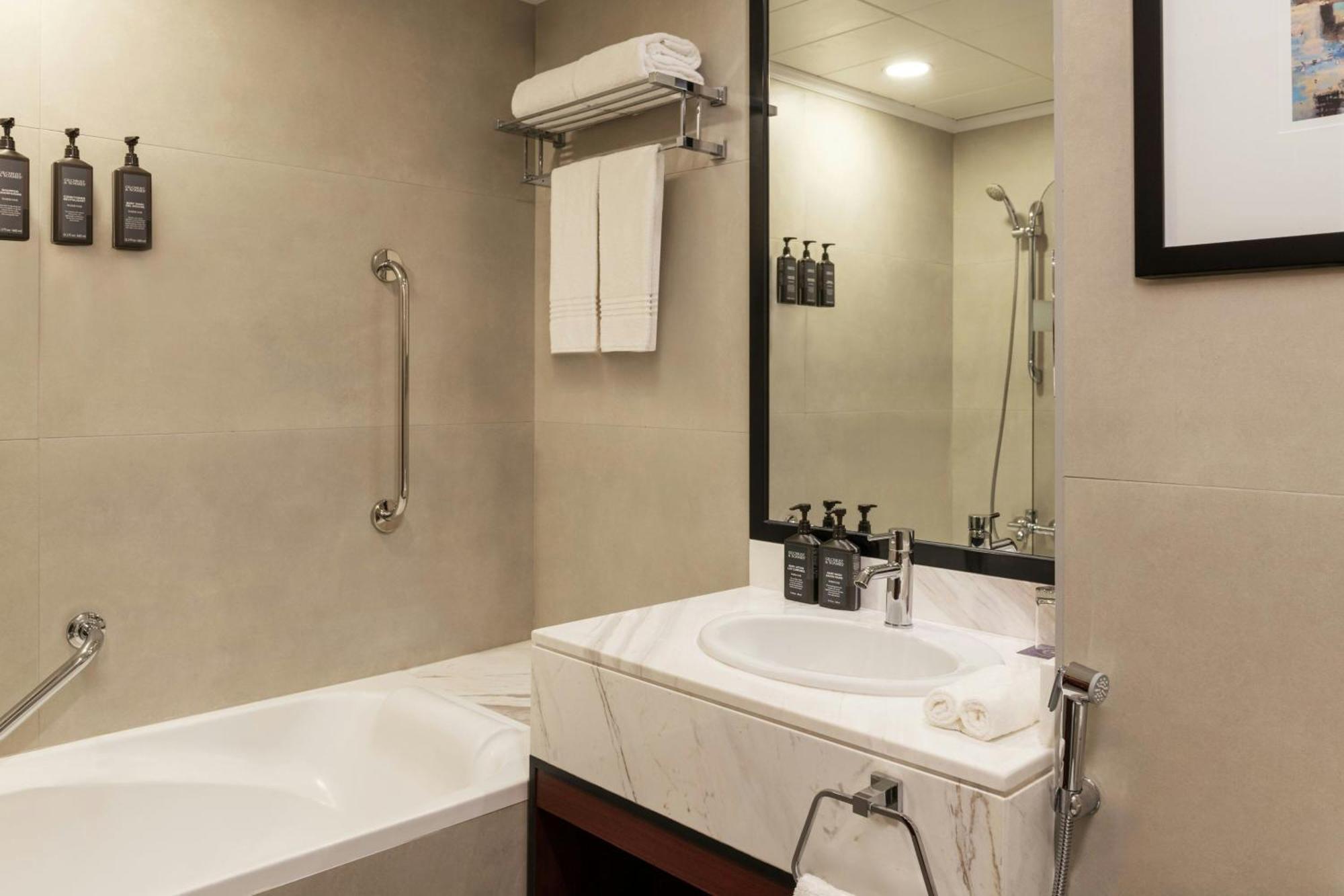 Family Connecting Deluxe Room Partial Sea View 1 King 2 Twin