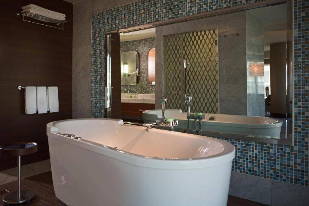 Executive Suite Partial Sea View Spa Bath Club Lounge Access