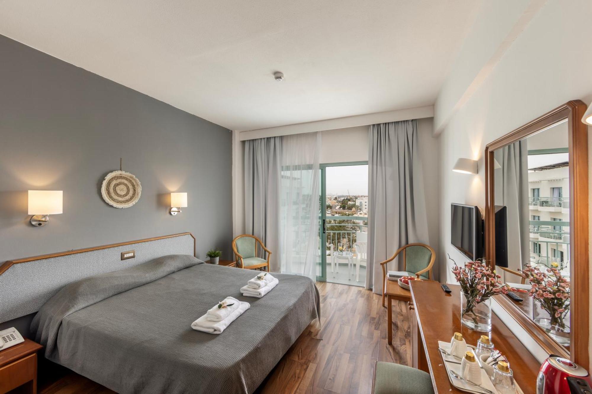 Double or Twin Room Partial Sea View