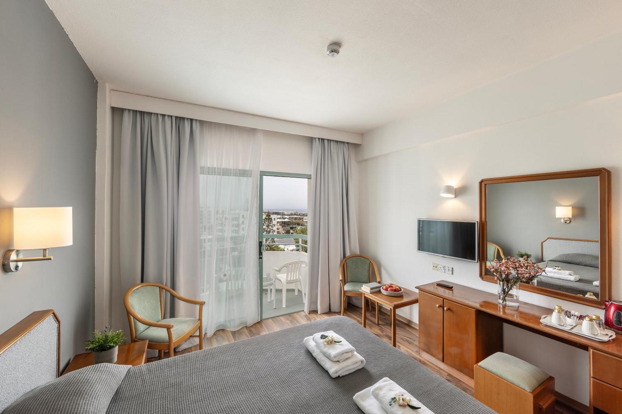 Double or Twin Room Partial Sea View