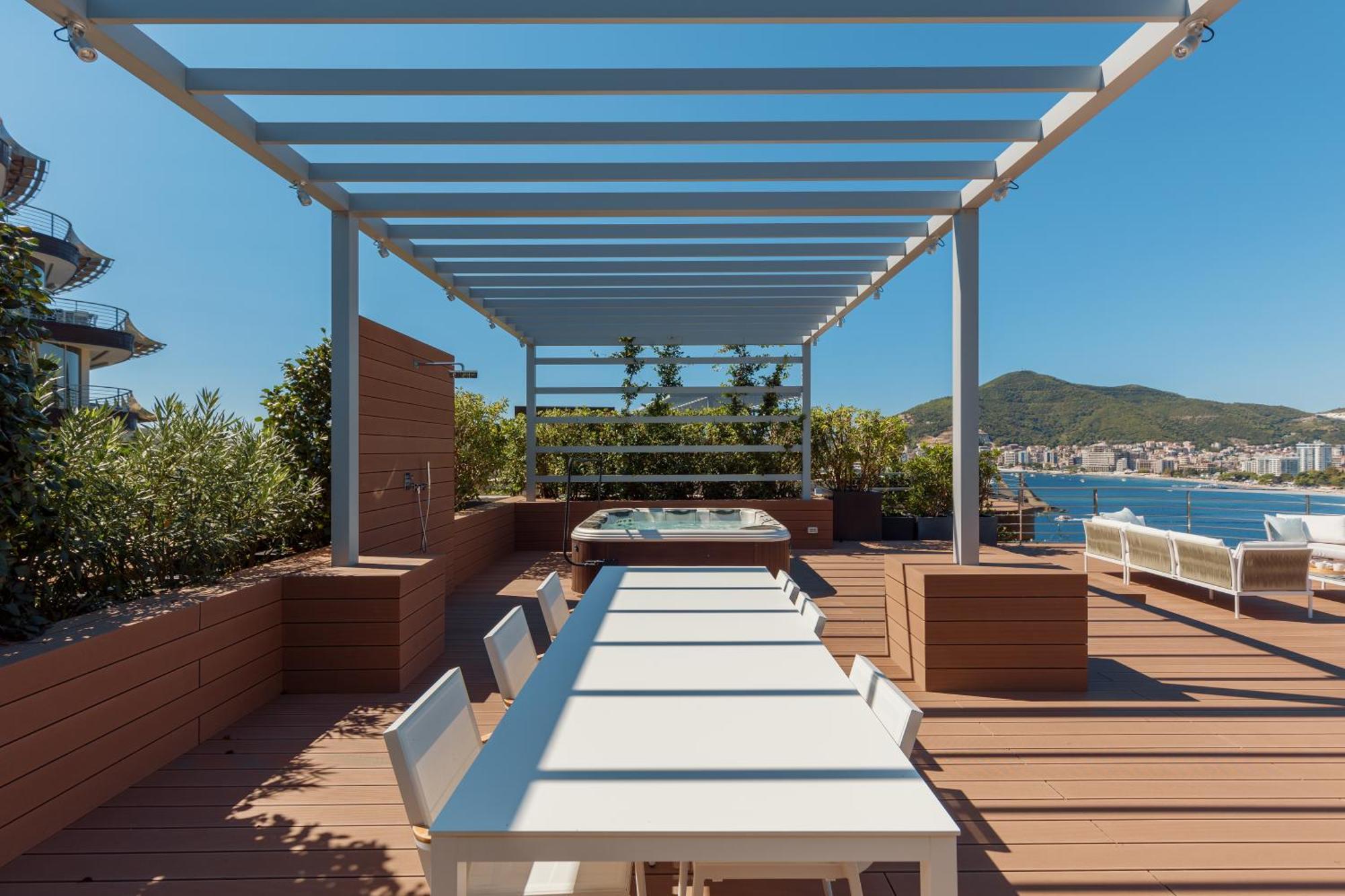 Penthouse Four-Bedroom Apartment Rooftop Terrace Sea View