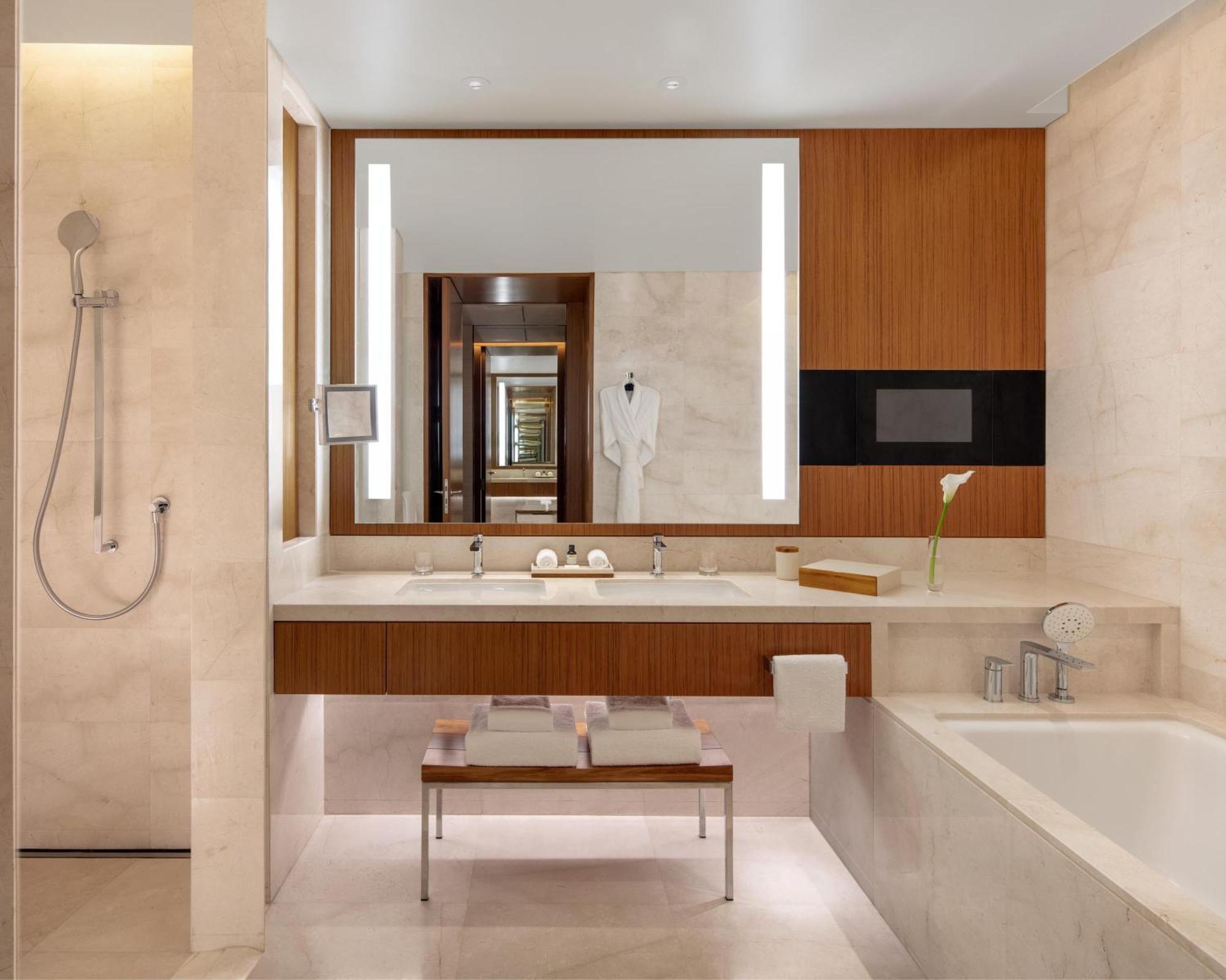 Deluxe King Room City View