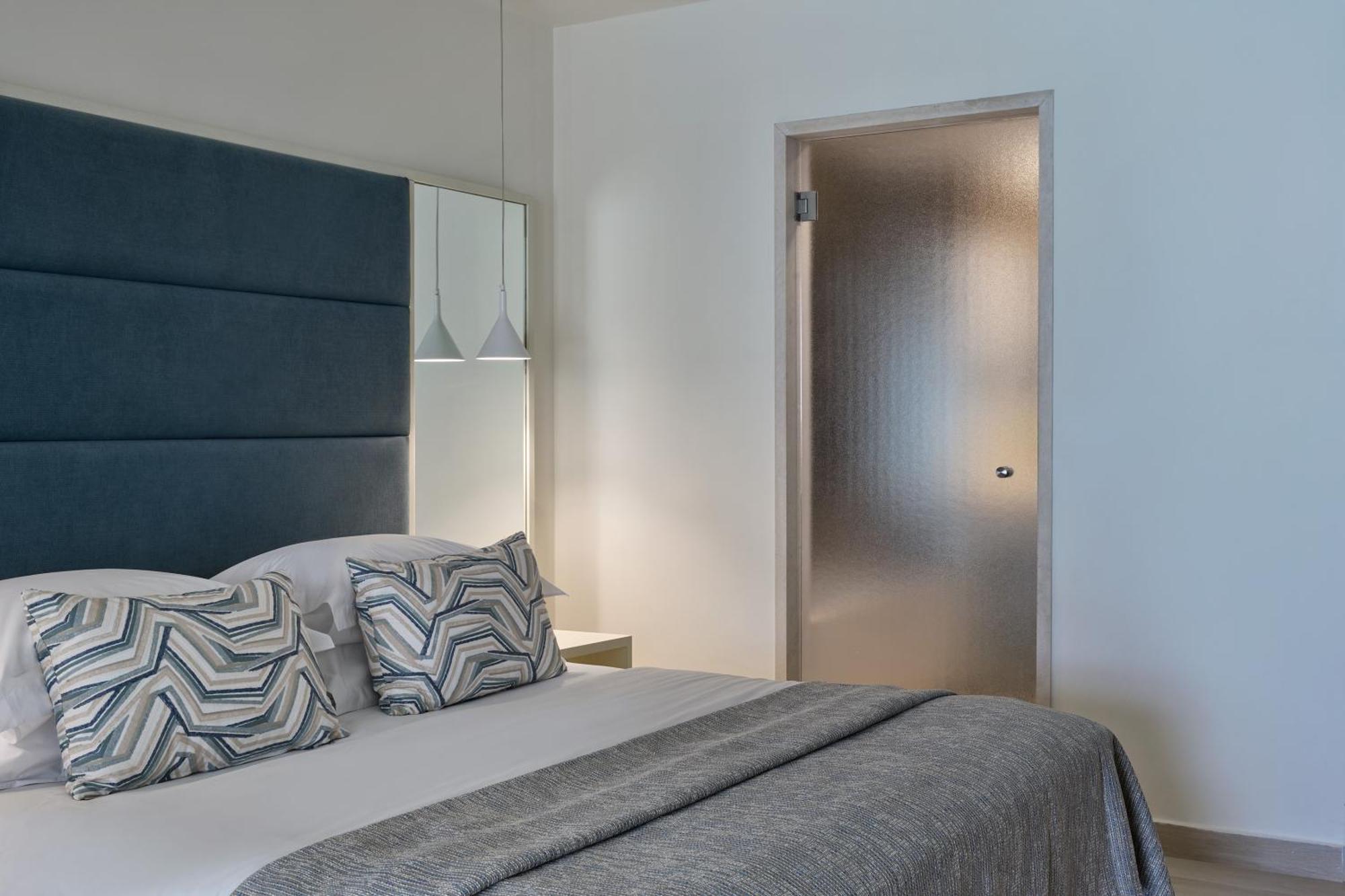 Premium Double Swim Up Room Inland View
