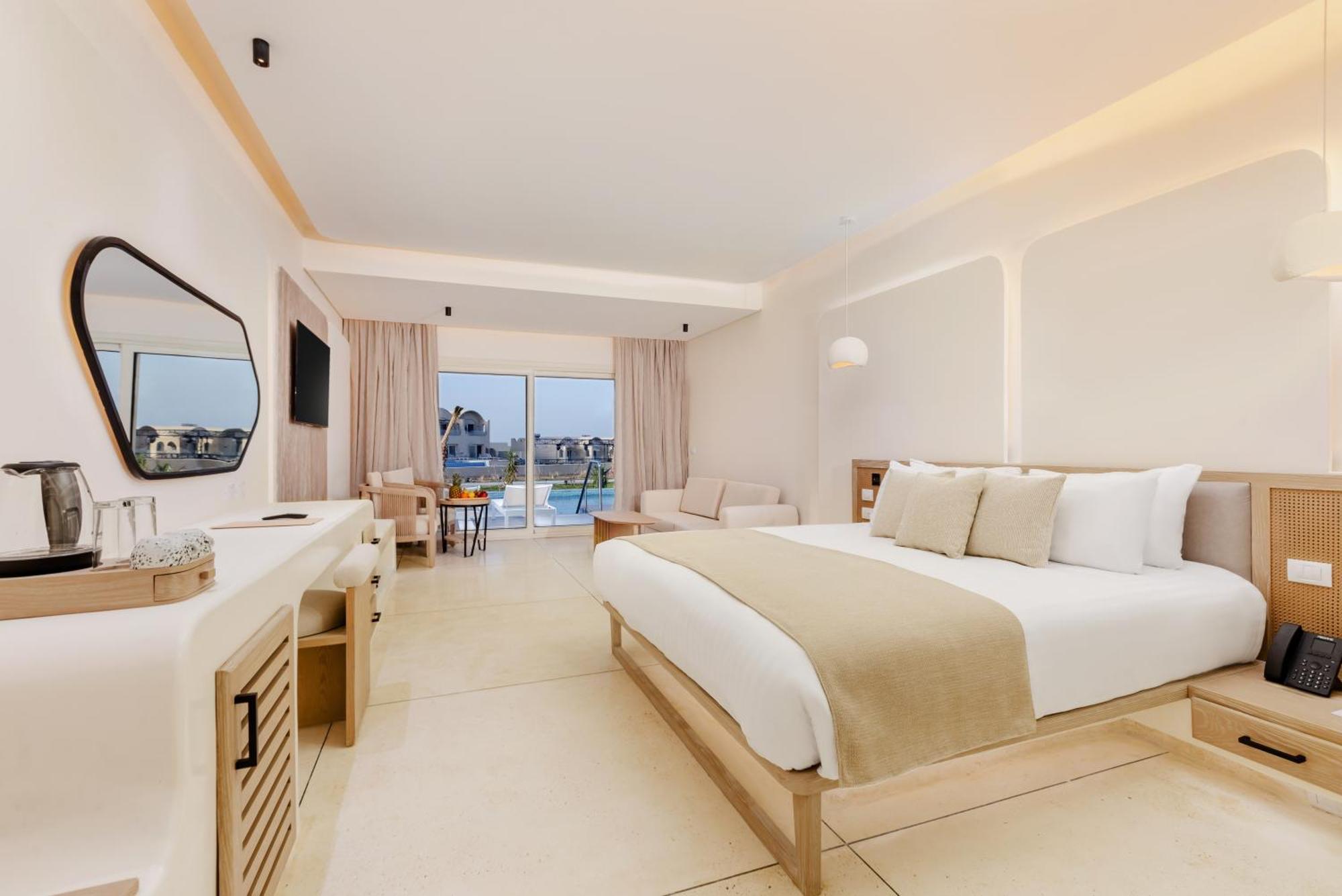 Executive Swim-Up Suite