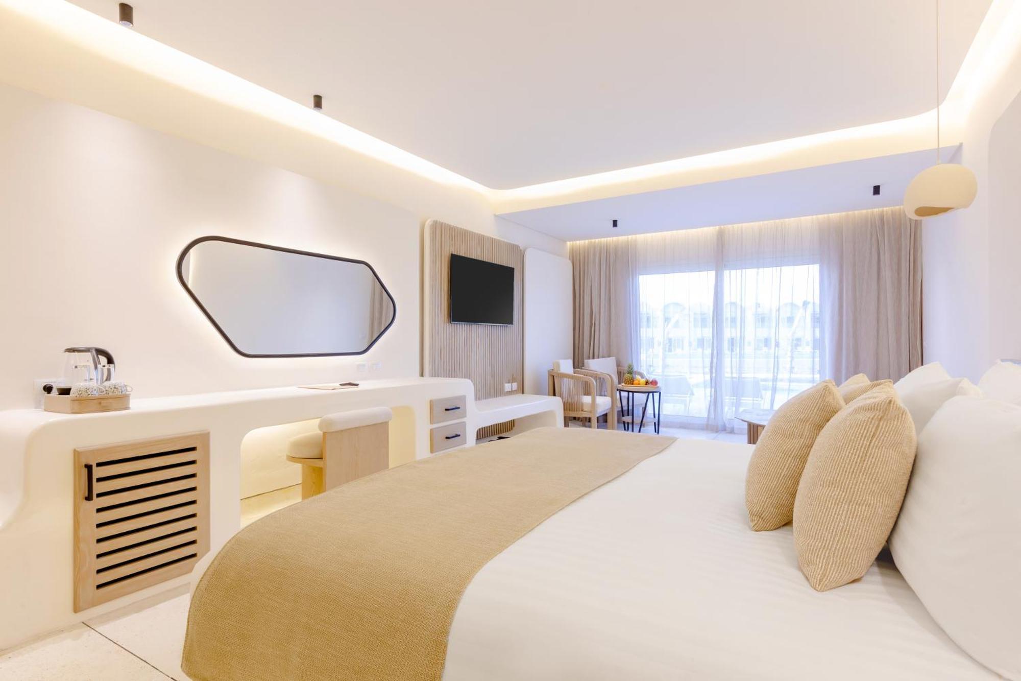 Executive Swim-Up Suite