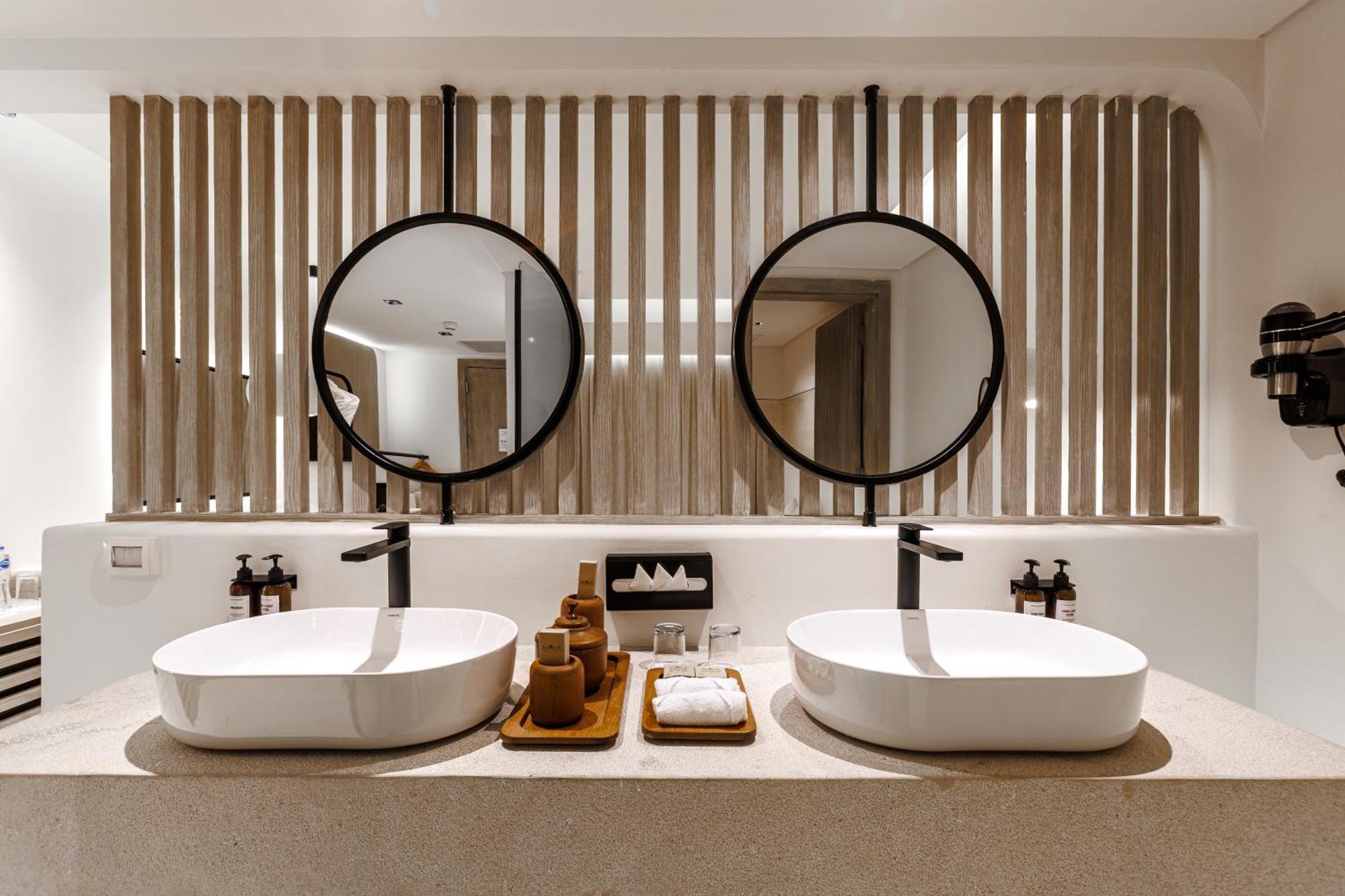 Deluxe Beach Front Pool Suite
