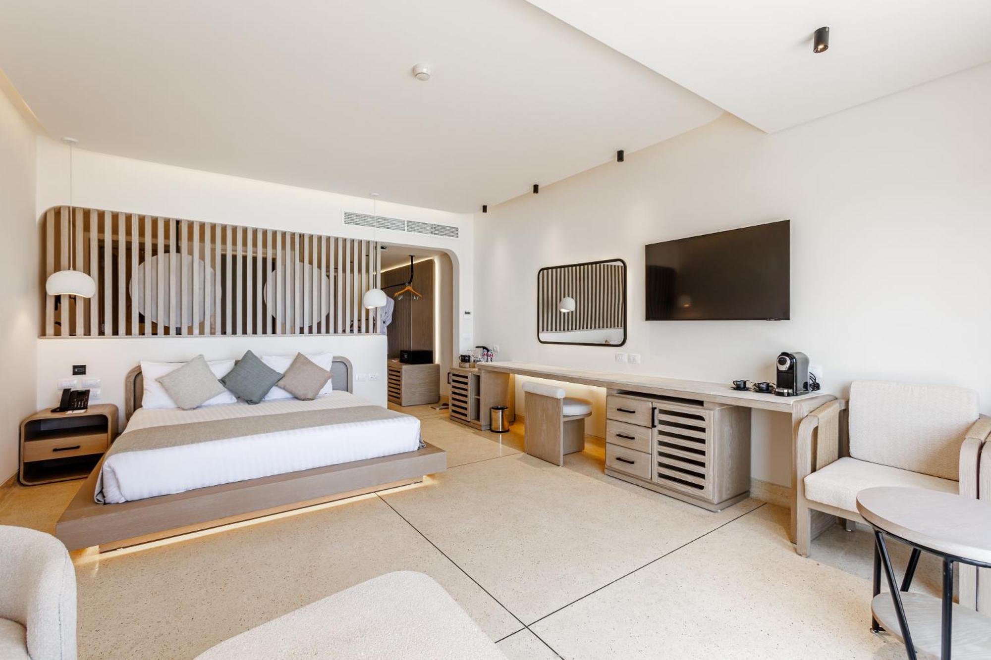 Deluxe Beach Front Pool Suite