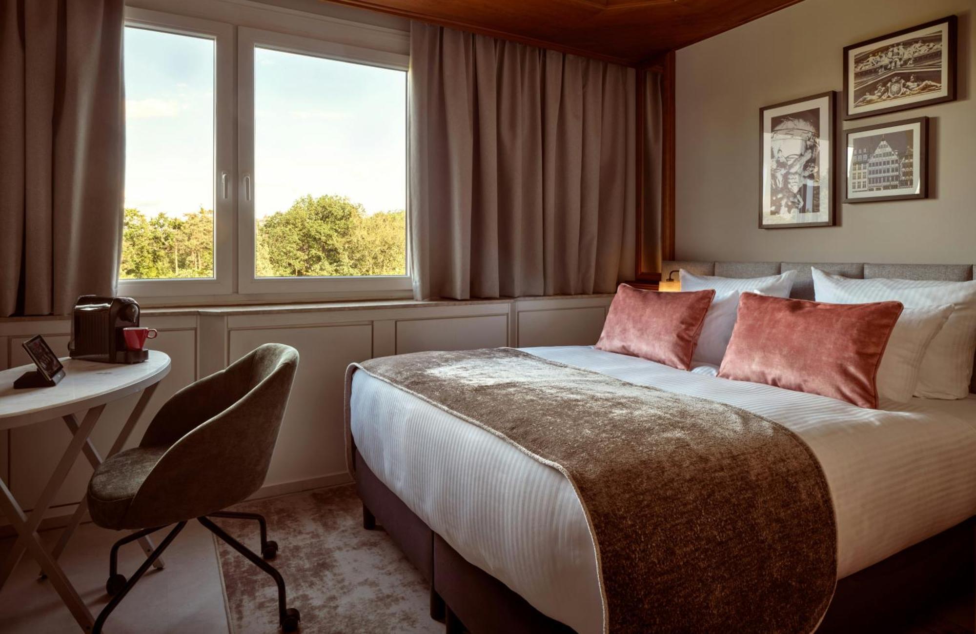 Family Room,1746816669:JPEG