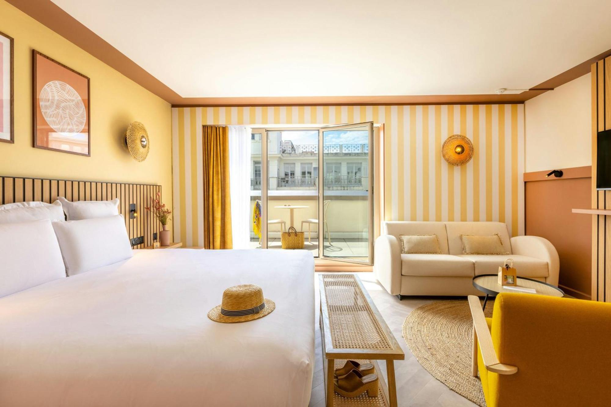 Junior King Suite Sofa Bed Terrace Notre Dame View