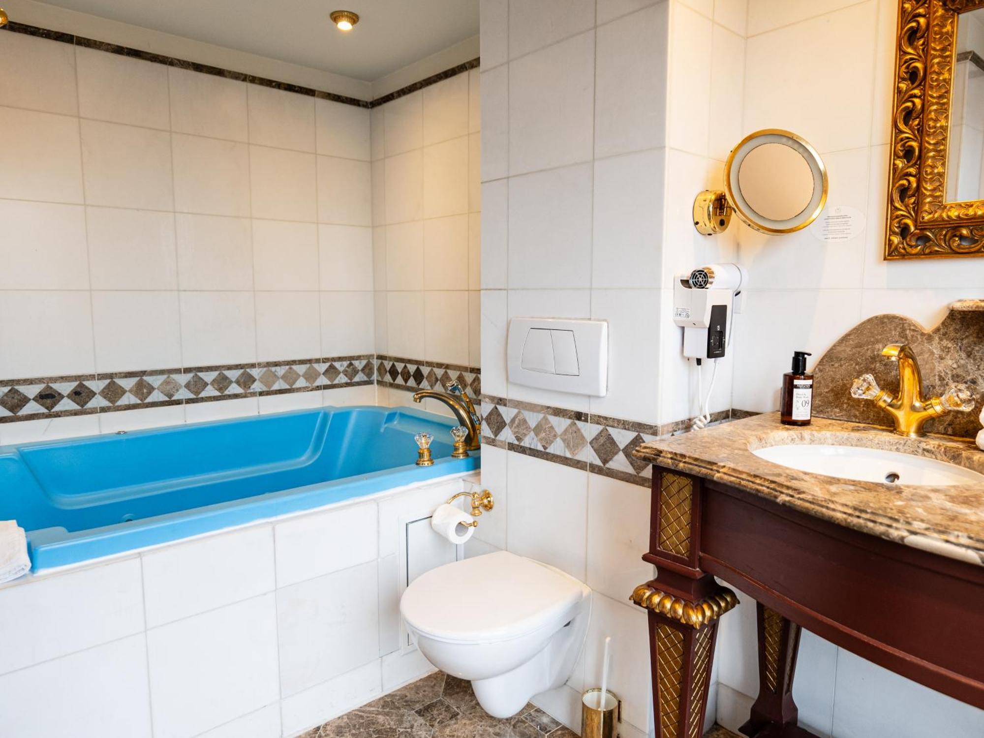 Junior Suite Spa Bath