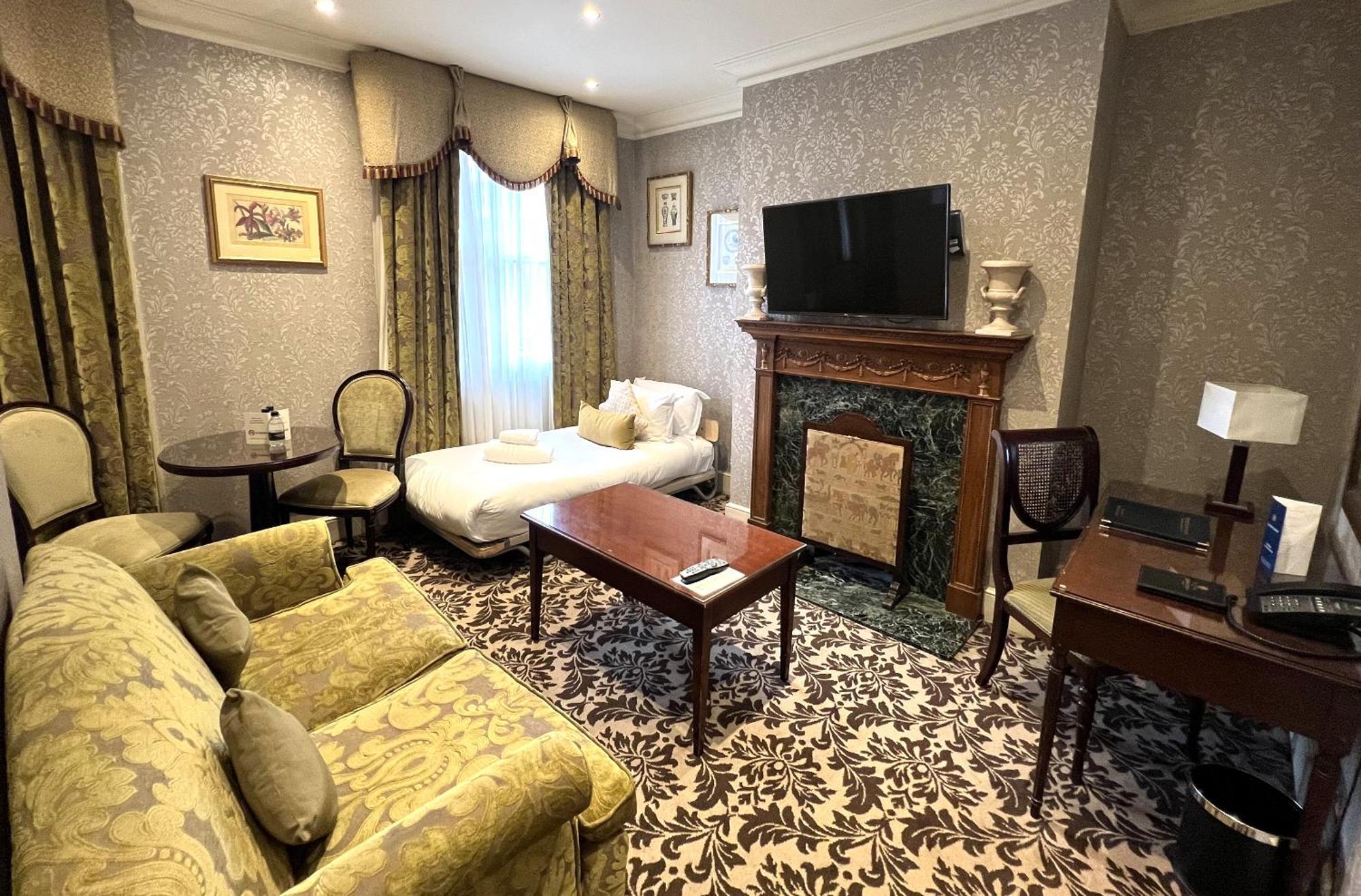 Deluxe One Bedroom Suite Kitchenette