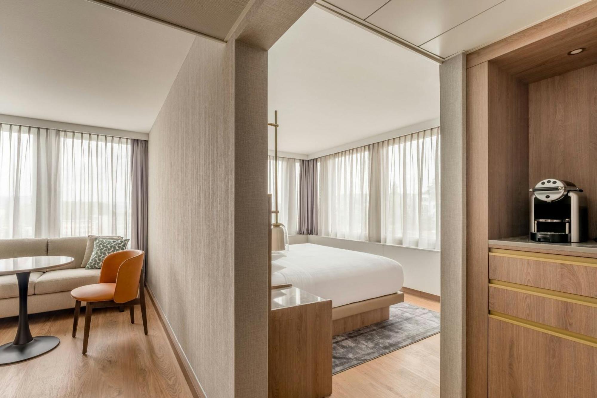 Junior Club Suite M Club lounge Access