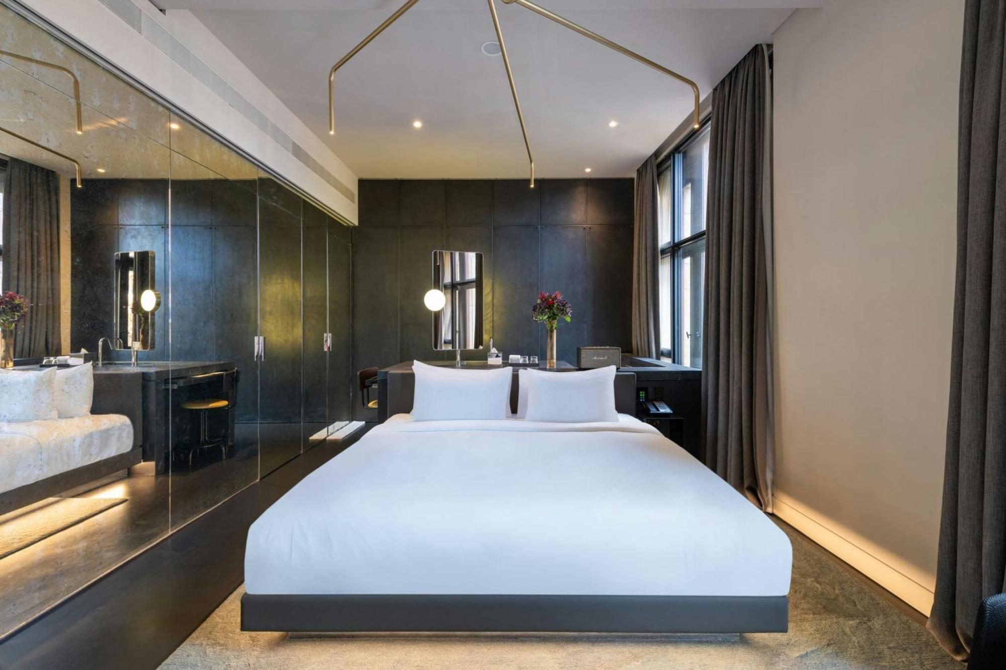 Superior Suite Bank Suite 1 King