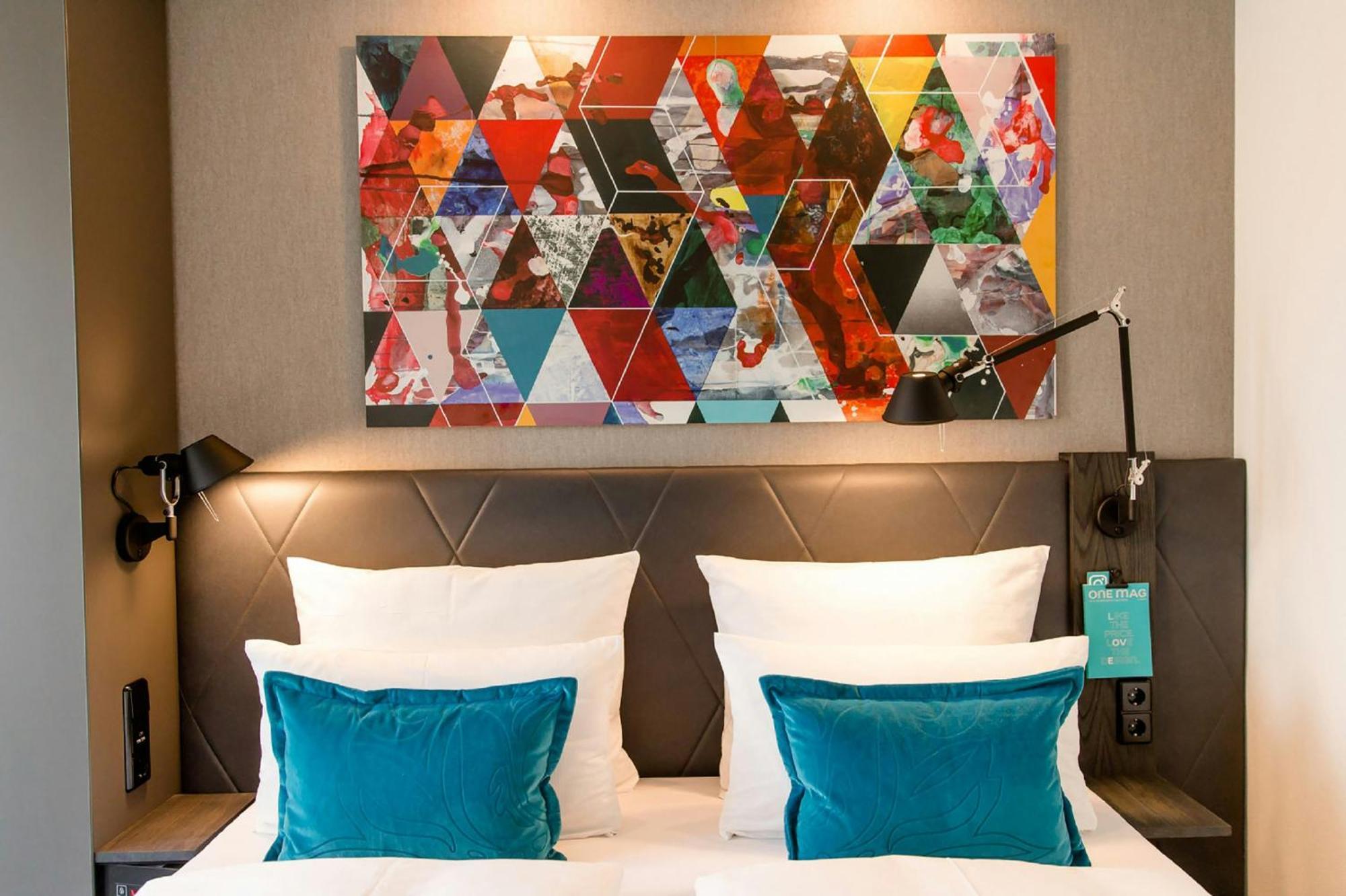 Deluxe Room (2 Adults + 1 Child),1747029435:JPEG