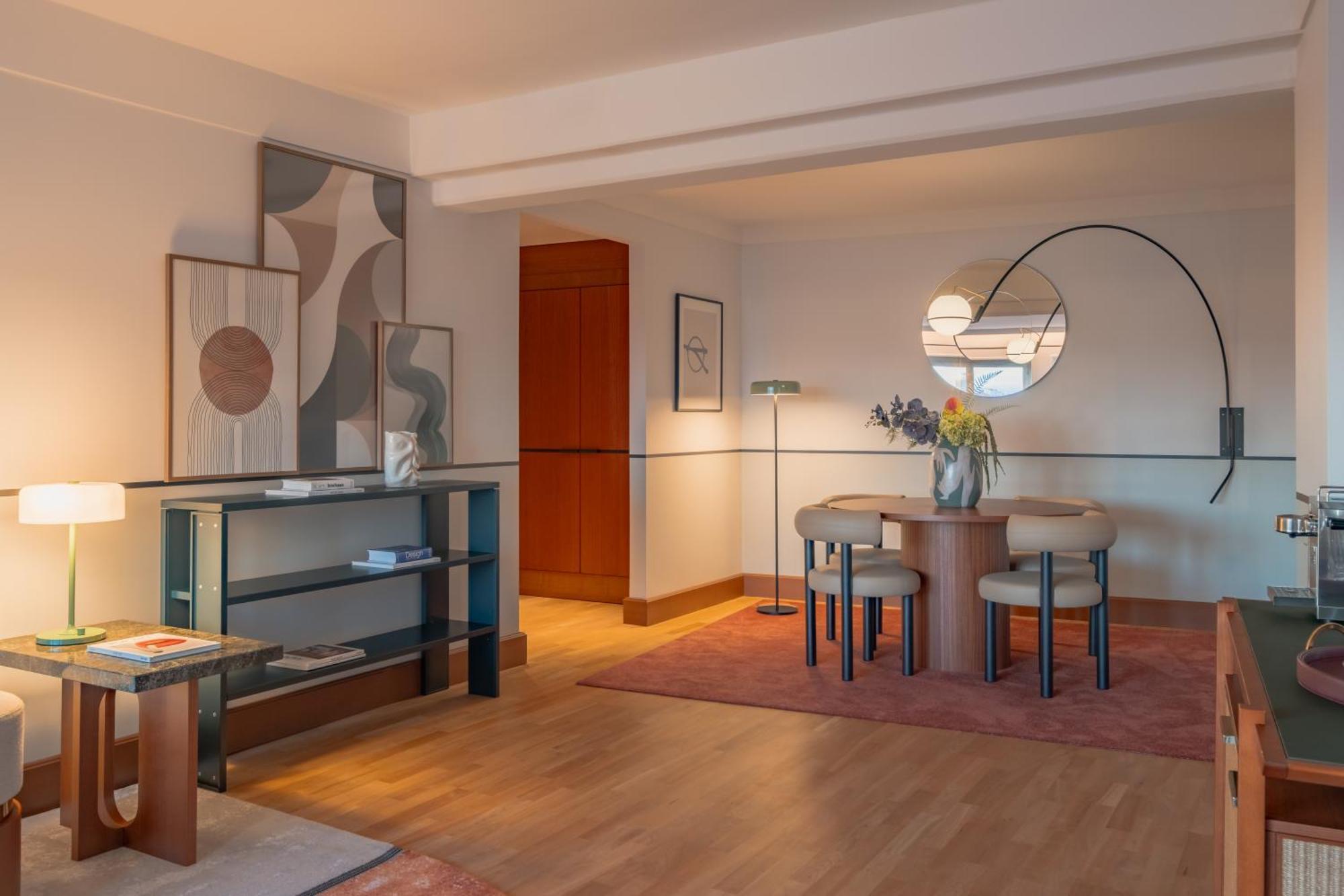 Ambassador One-Bedroom King Suite Lake View