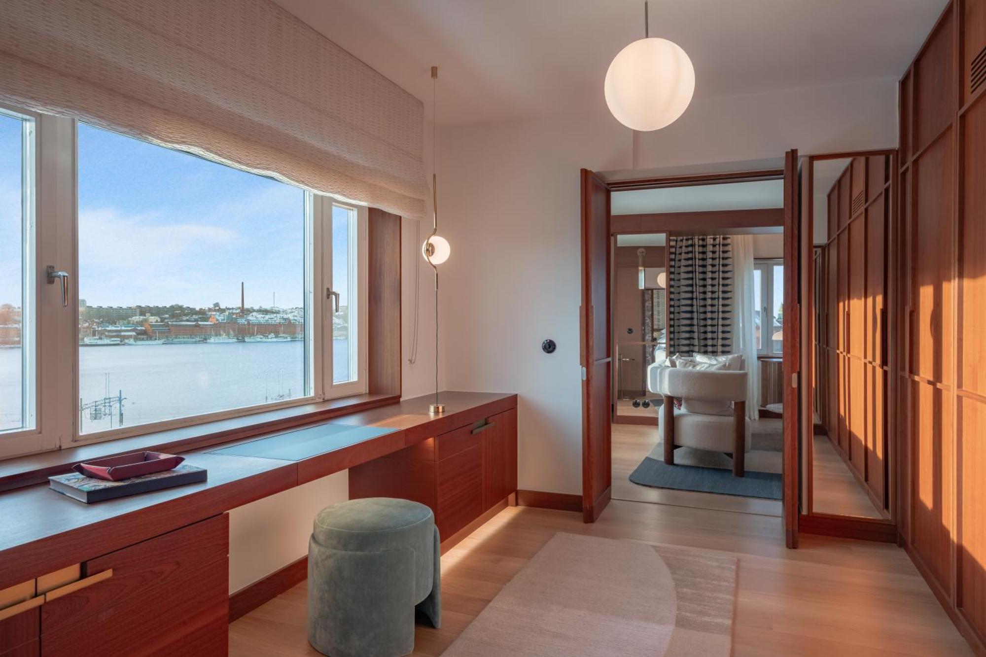 Presidential King Suite Lake View Club Lounge Access