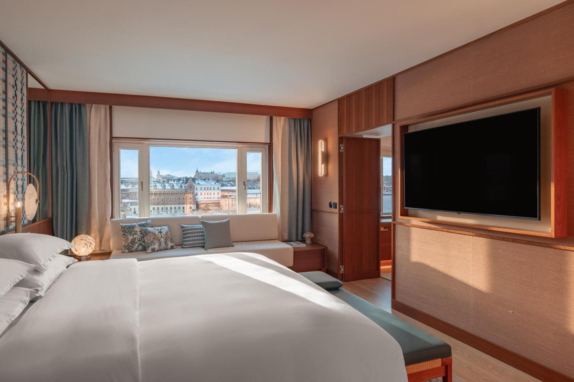 Presidential King Suite Lake View Club Lounge Access