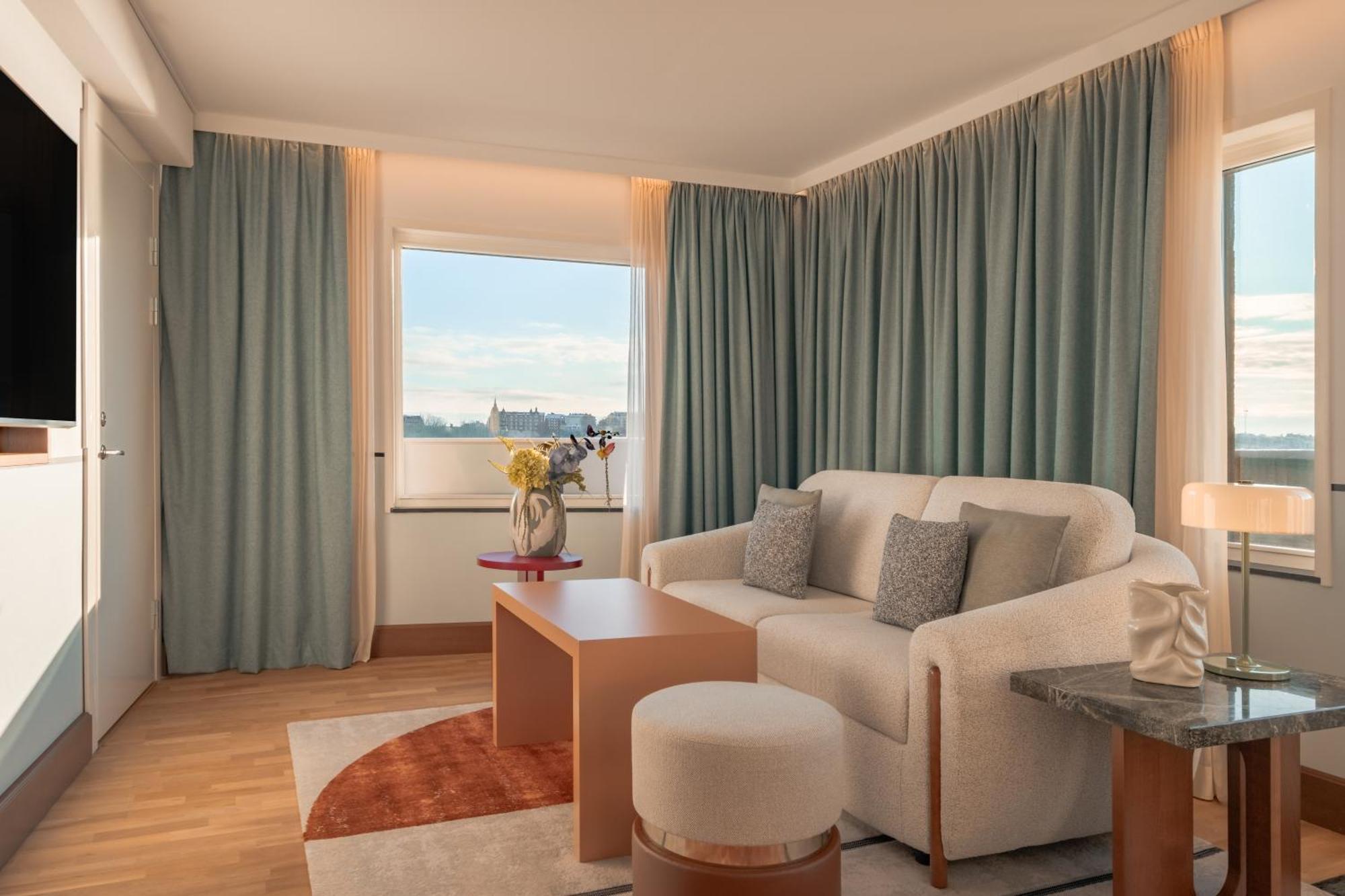 Panoramic One-Bedroom Suite Lake View