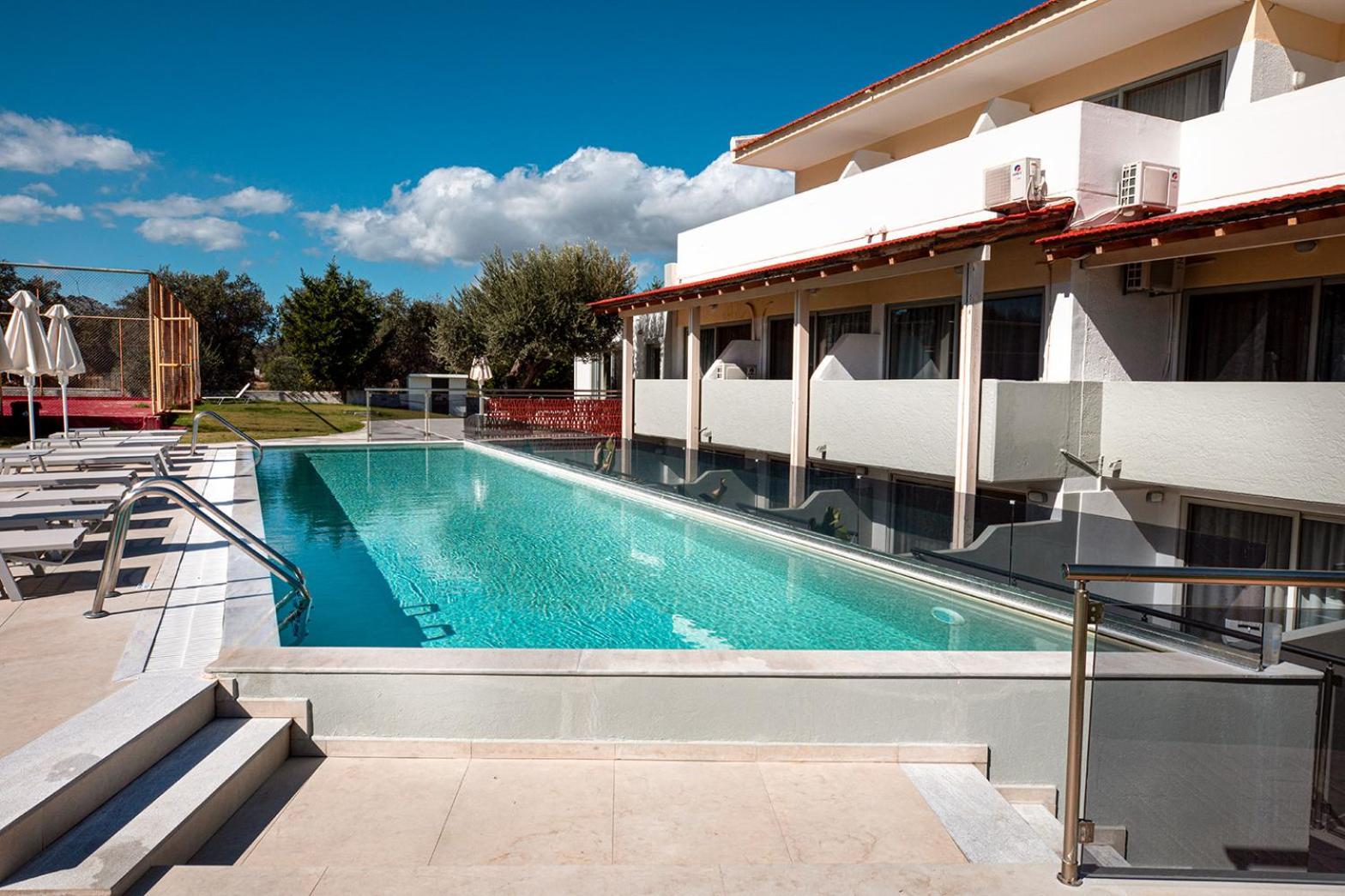 Deluxe Suite Swim-Up
