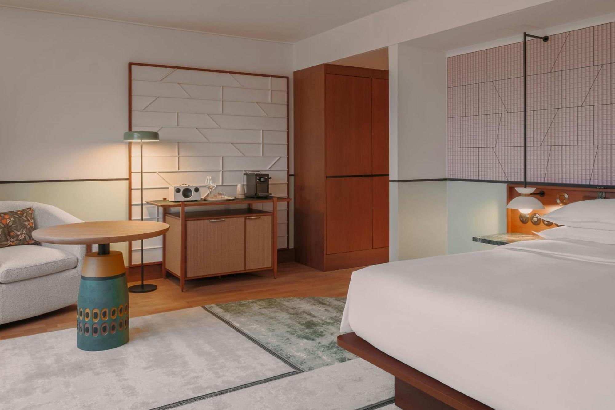Superior King Room Balcony Lake View