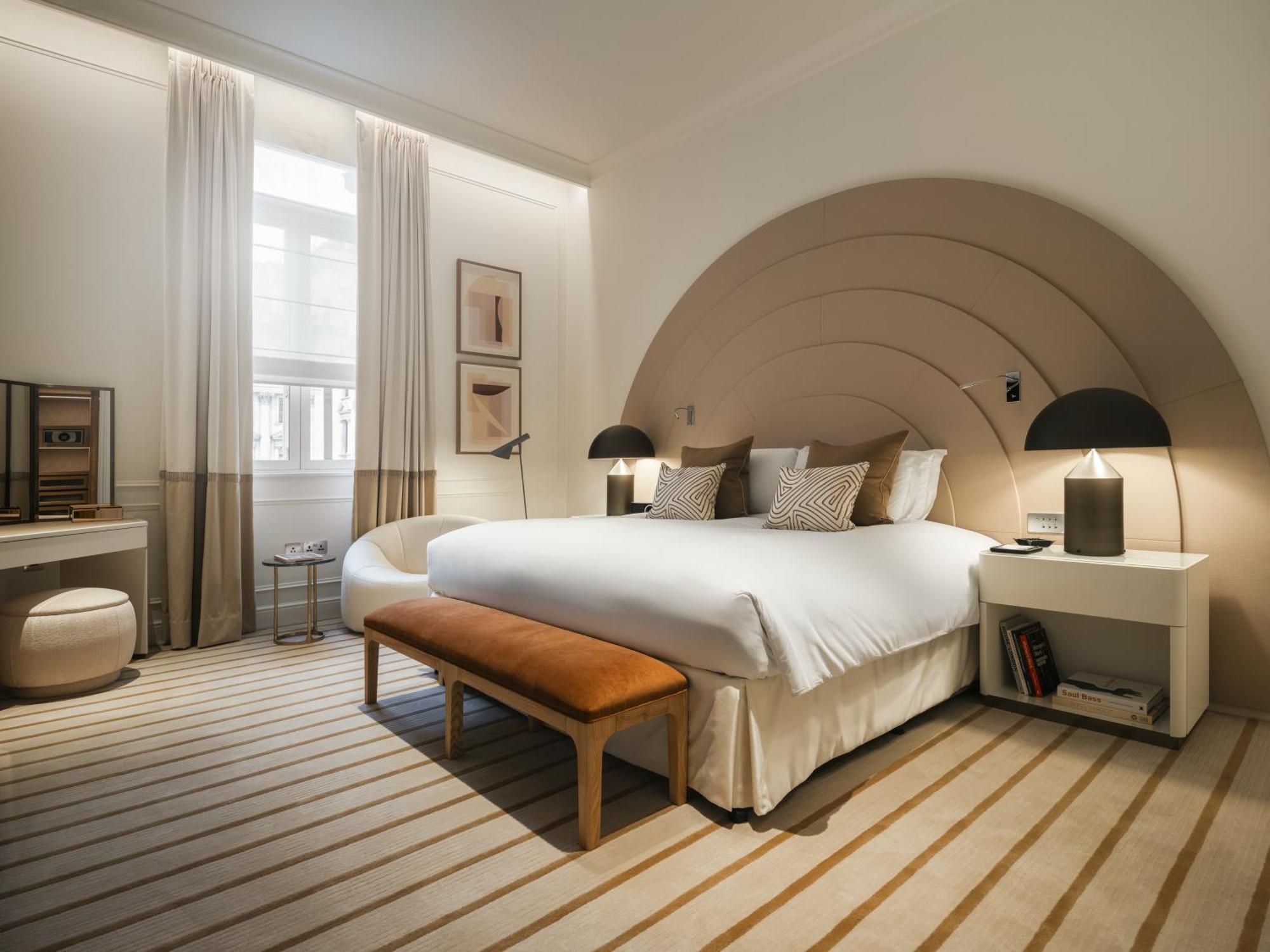 Apartament typu Opera Suite z łóżkiem typu king-size, oddzielnym salonem i jadalnią – widok na plac Waterloo Place