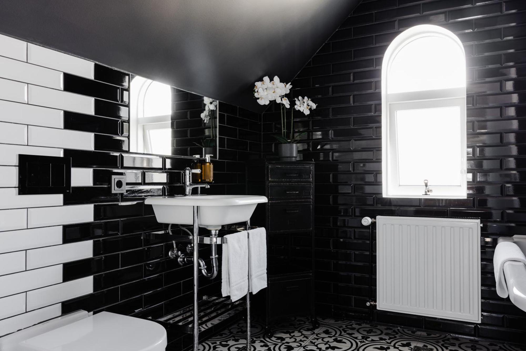 Superior Attic Studio Bathtub